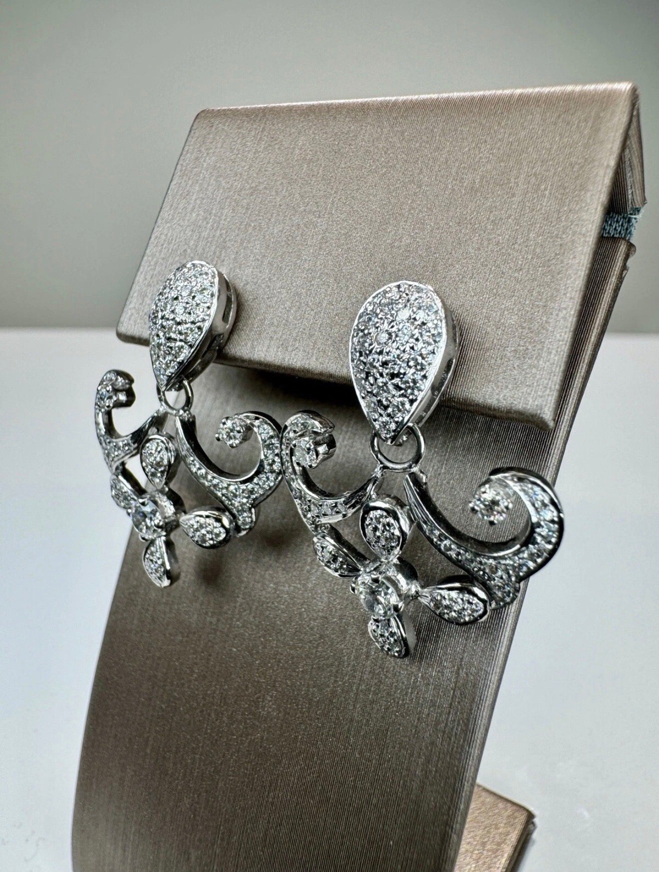 18k White Gold 1.02ct Natural Round Brilliant Cut Diamond Drop Earrings certified