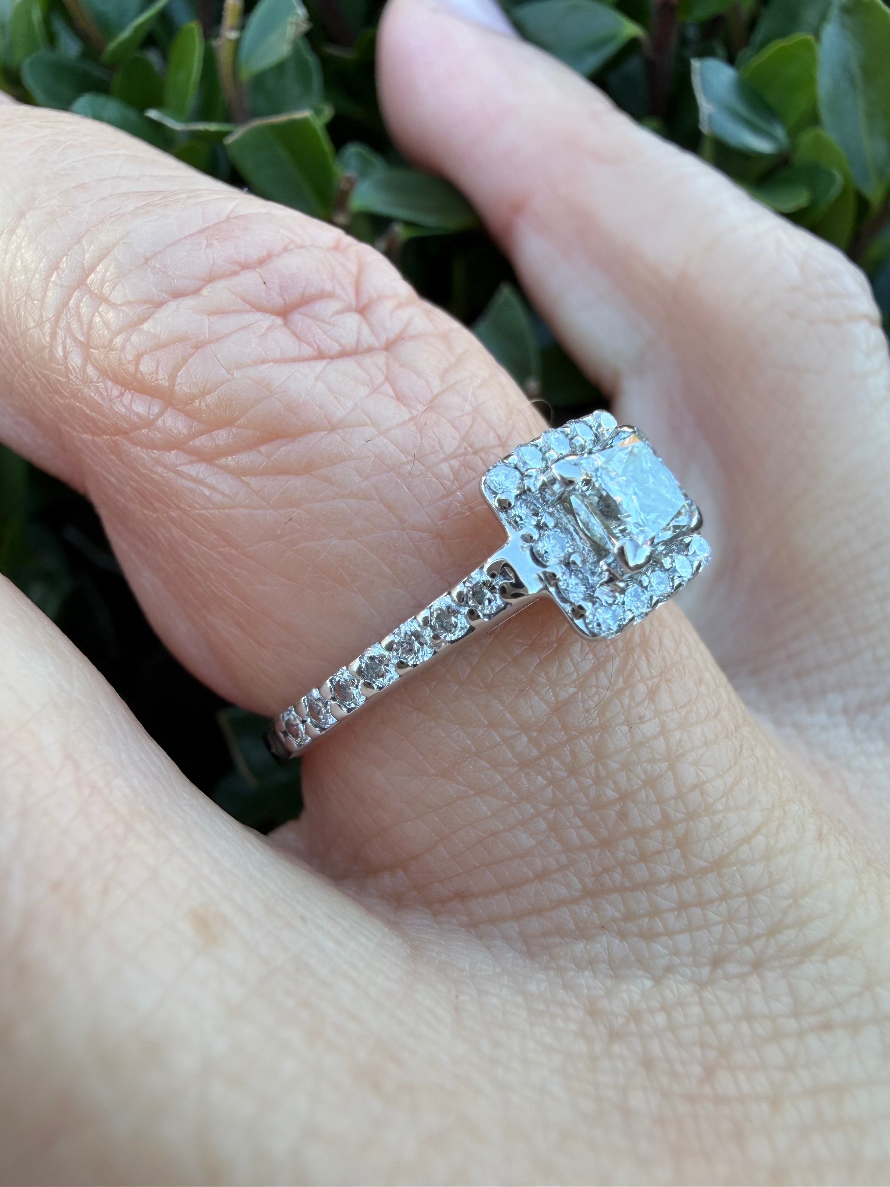 18k White Gold 0.60ct Princess cut Natural Diamond Halo Ring certified