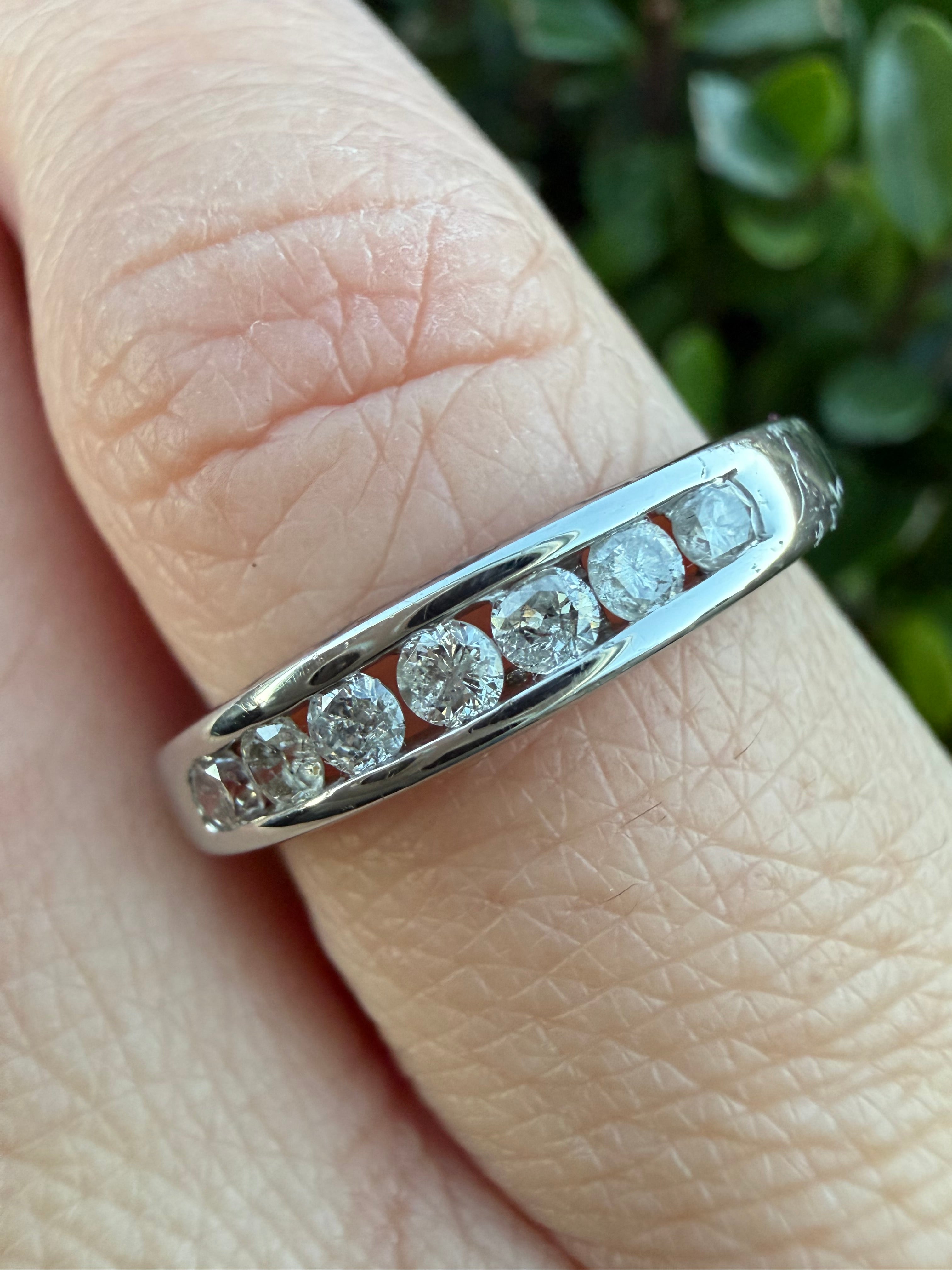 18k White Gold 0.25ct Round Brilliant Cut Natural Diamond Half Eternity Ring certified
