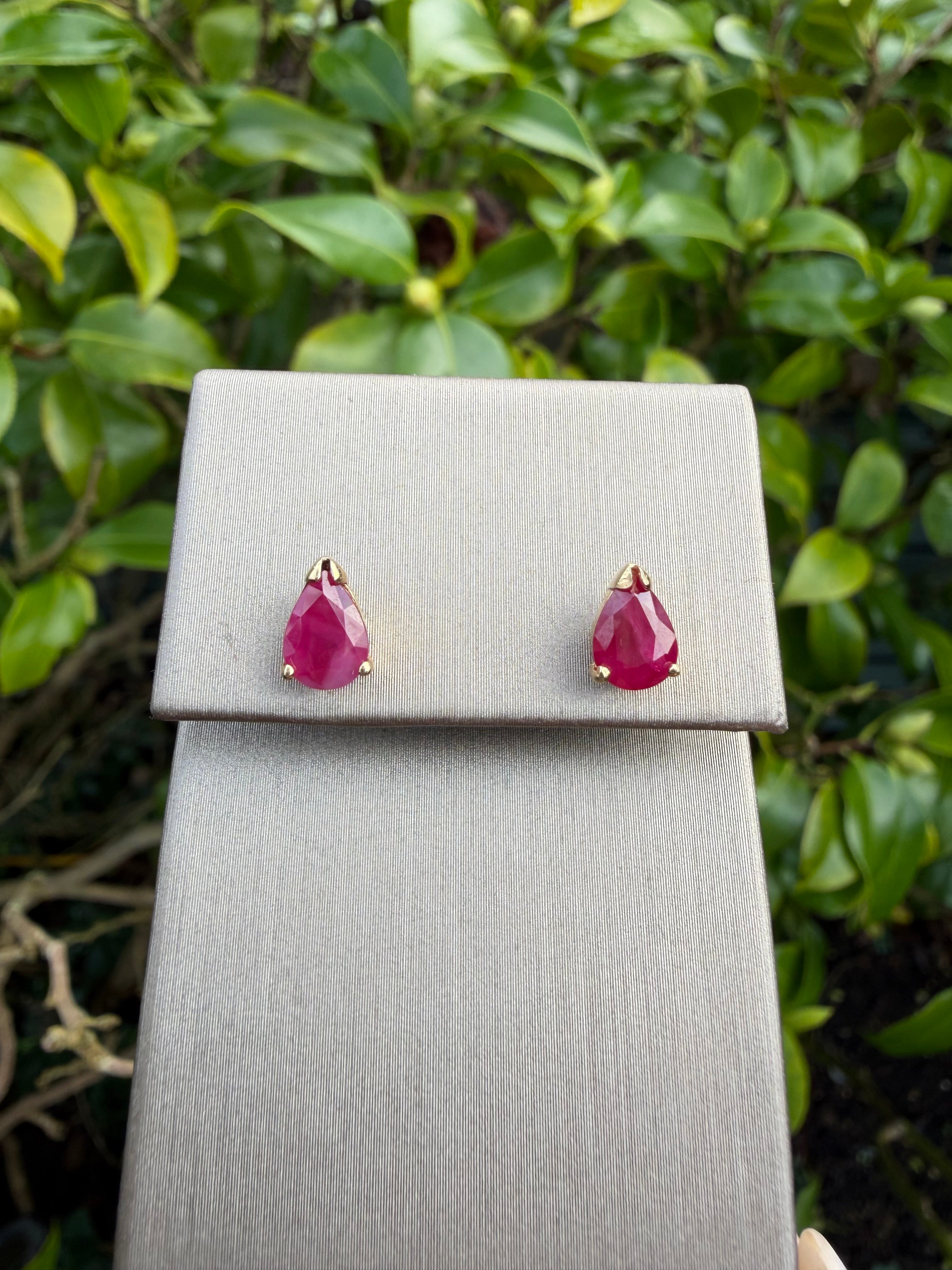 9k Yellow Gold 2.00 Ct Pear Shape Natural Ruby Earrings certified