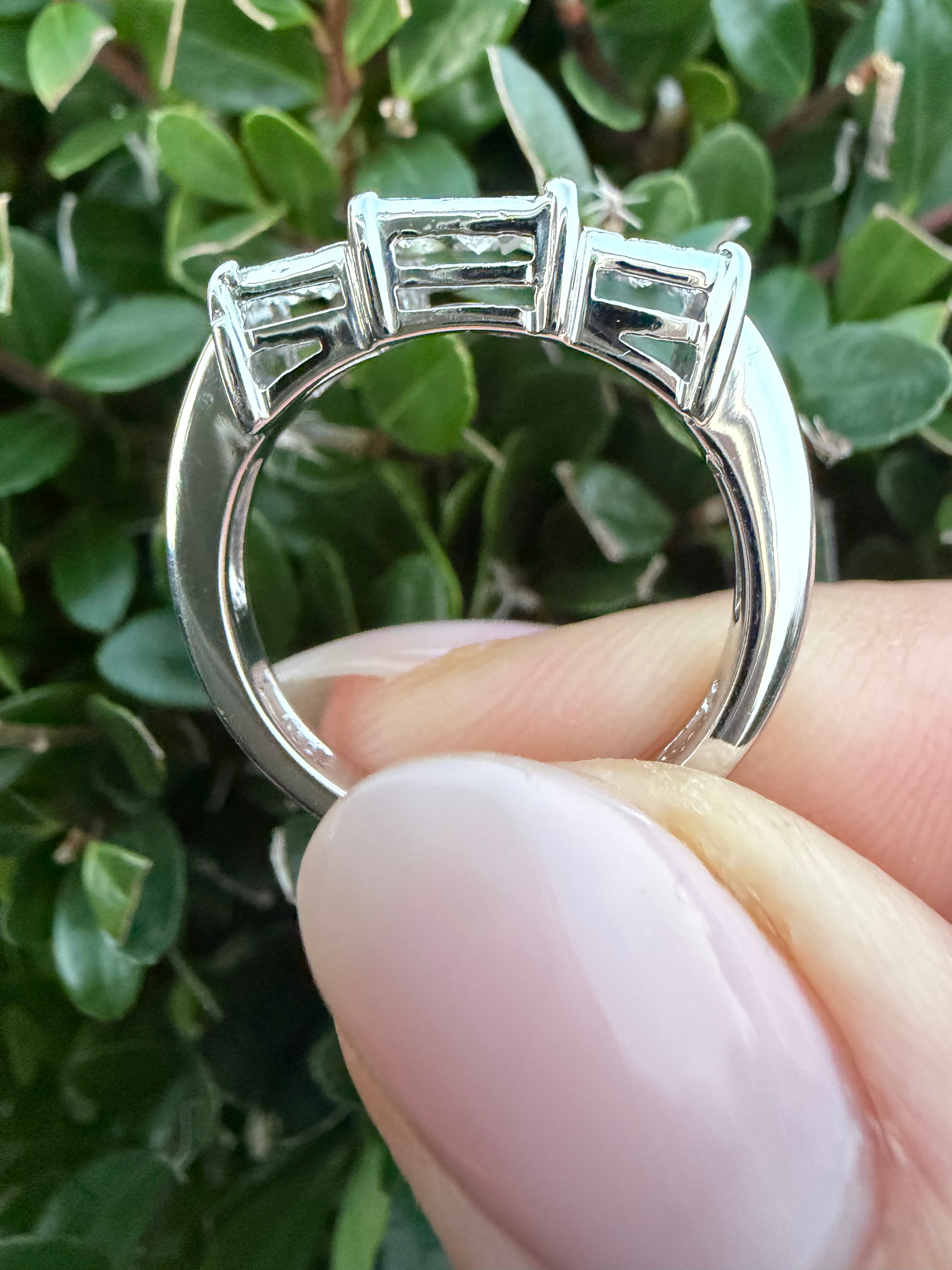 18k White Gold 1.00ct Natural Diamond Cluster Ring certified