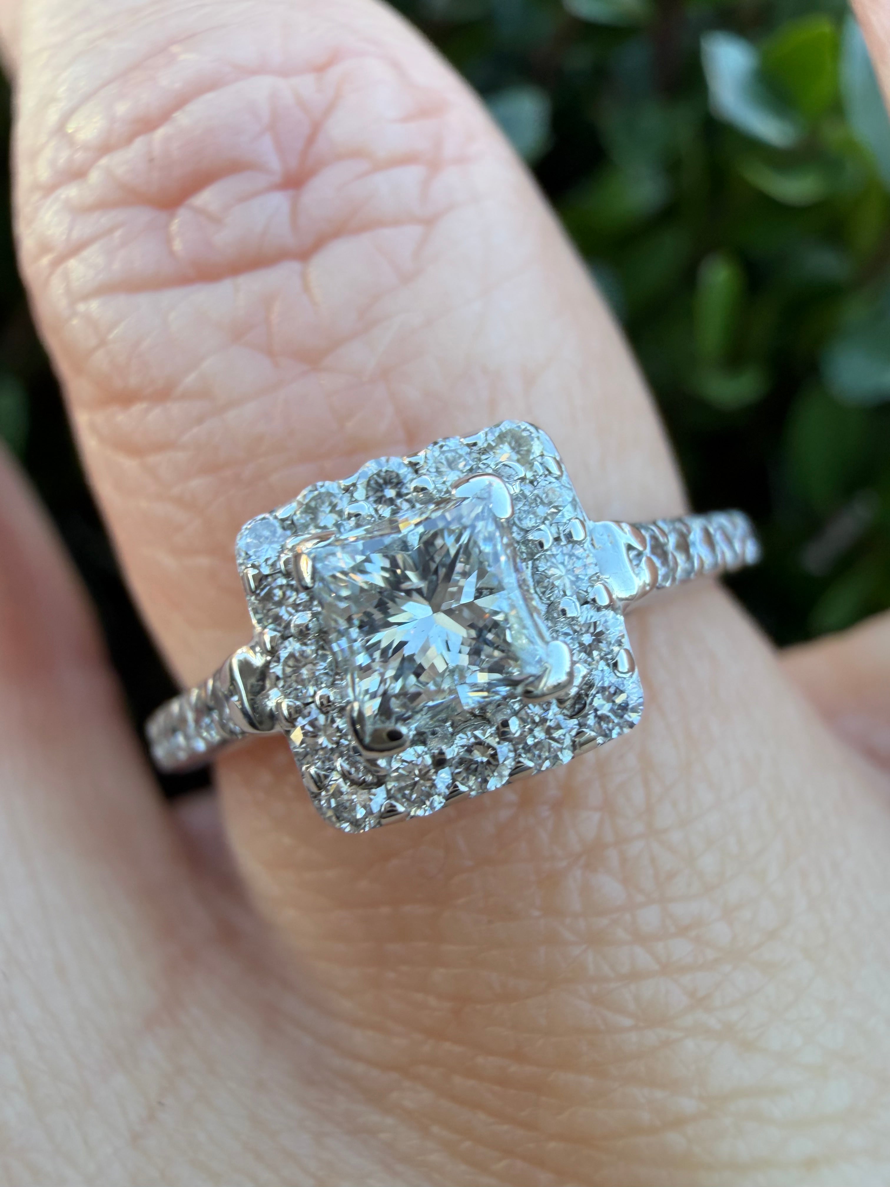 18k White Gold 0.60ct Princess cut Natural Diamond Halo Ring certified