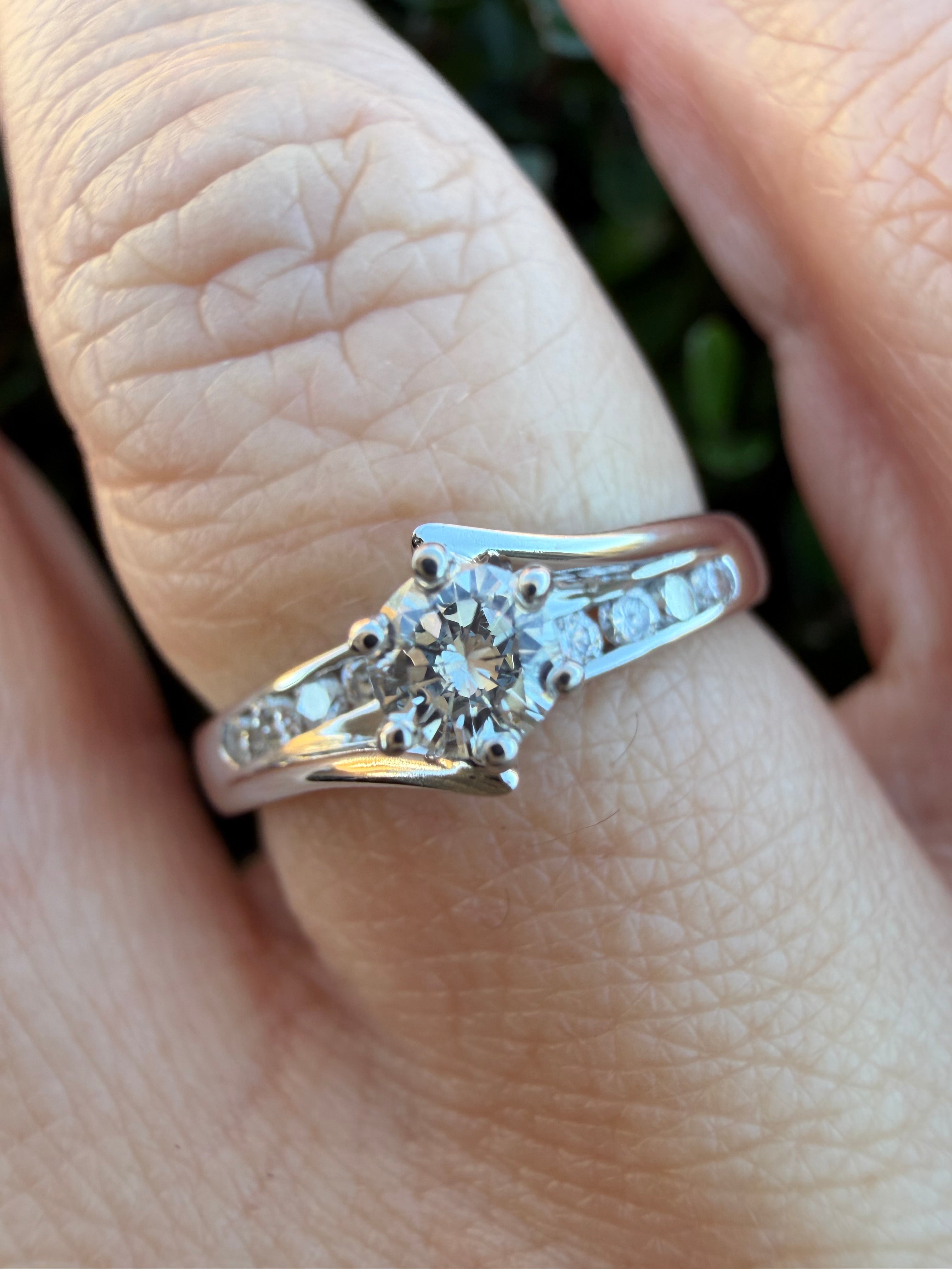 18k White Gold 0.30ct Round Cut Natural Diamond Ring certified