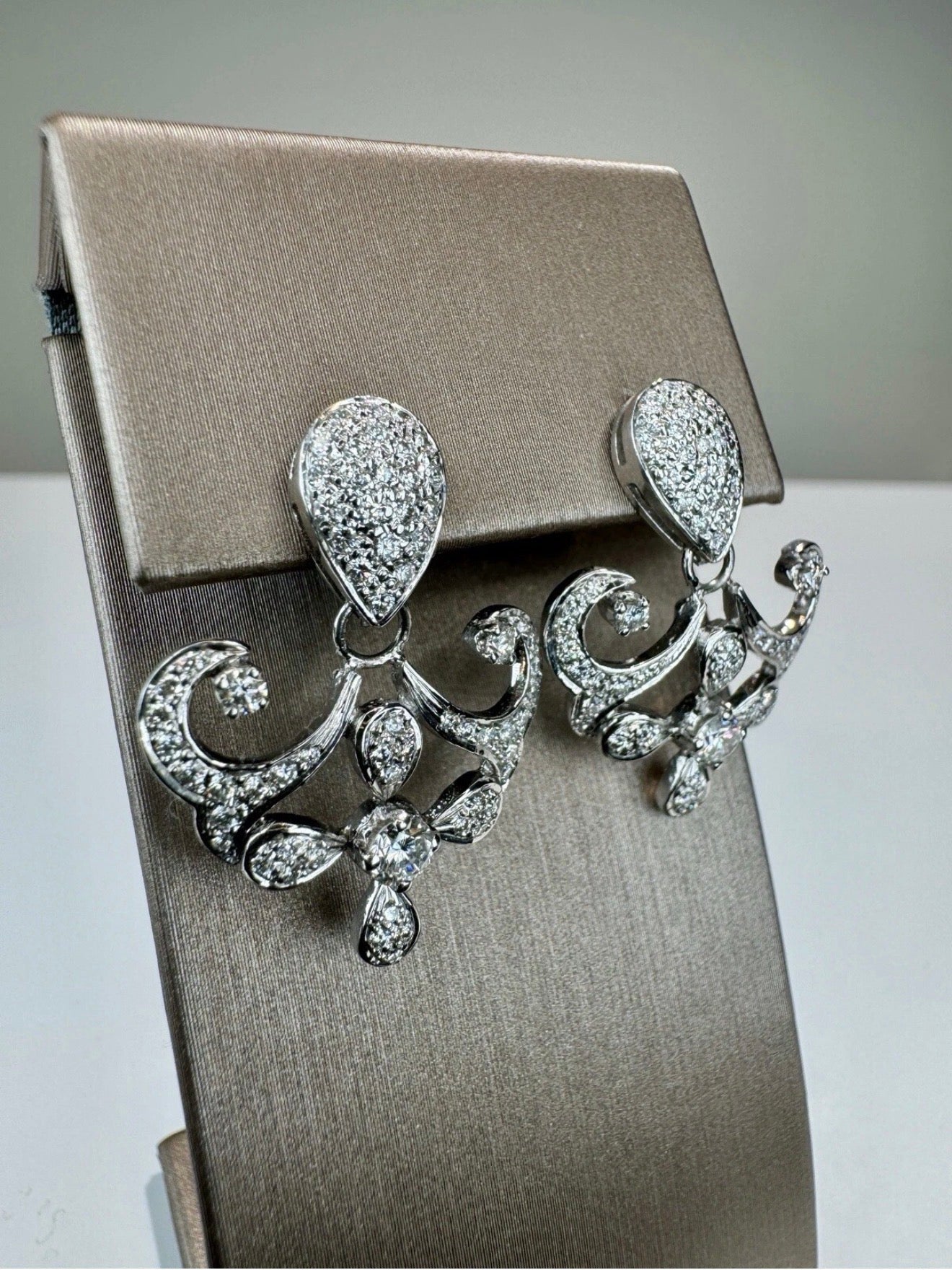 18k White Gold 1.02ct Natural Round Brilliant Cut Diamond Drop Earrings certified