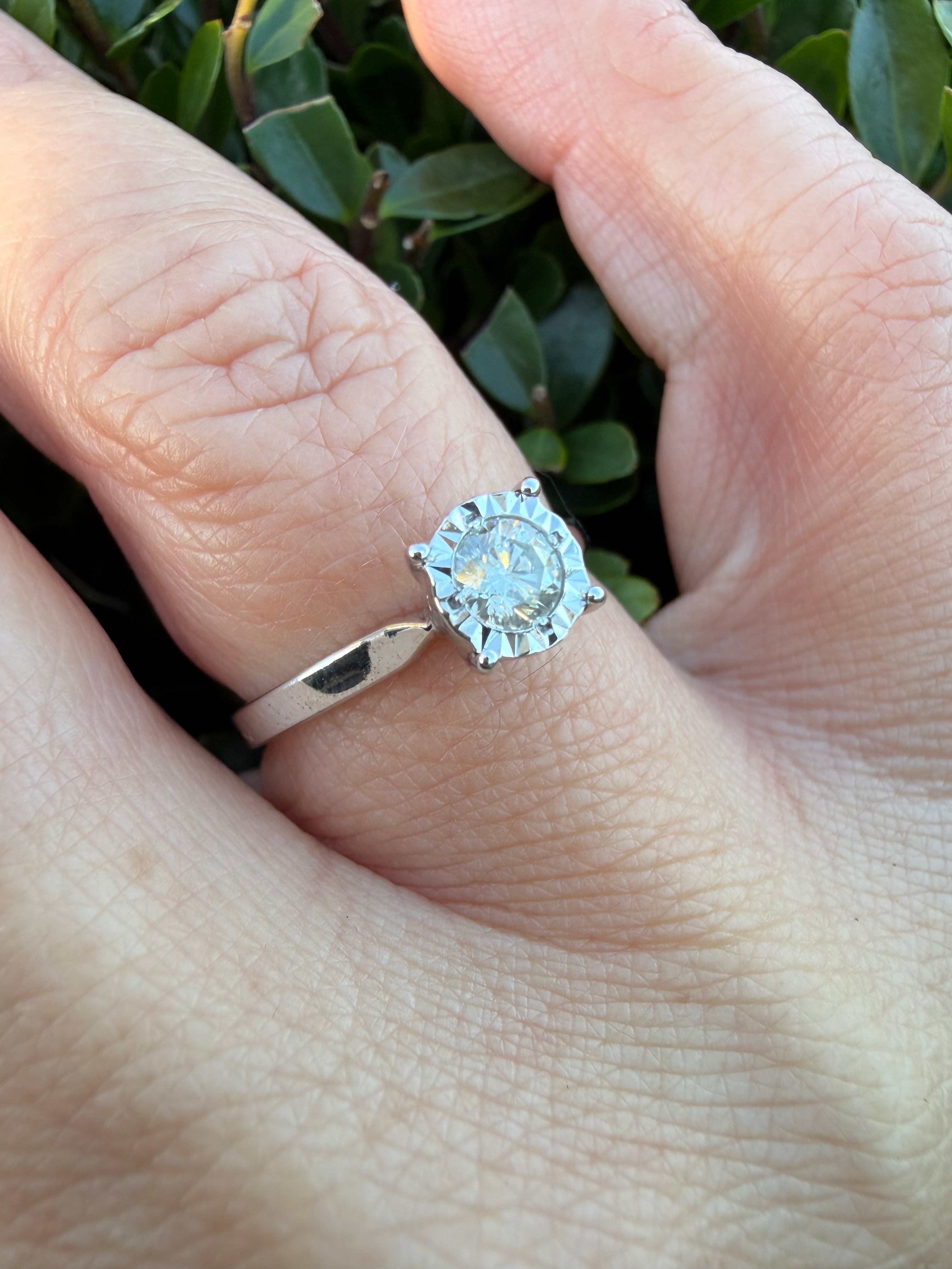 9k White Gold 0.25ct Illusion Set Natural Round Cut Diamond Solitaire Ring certified