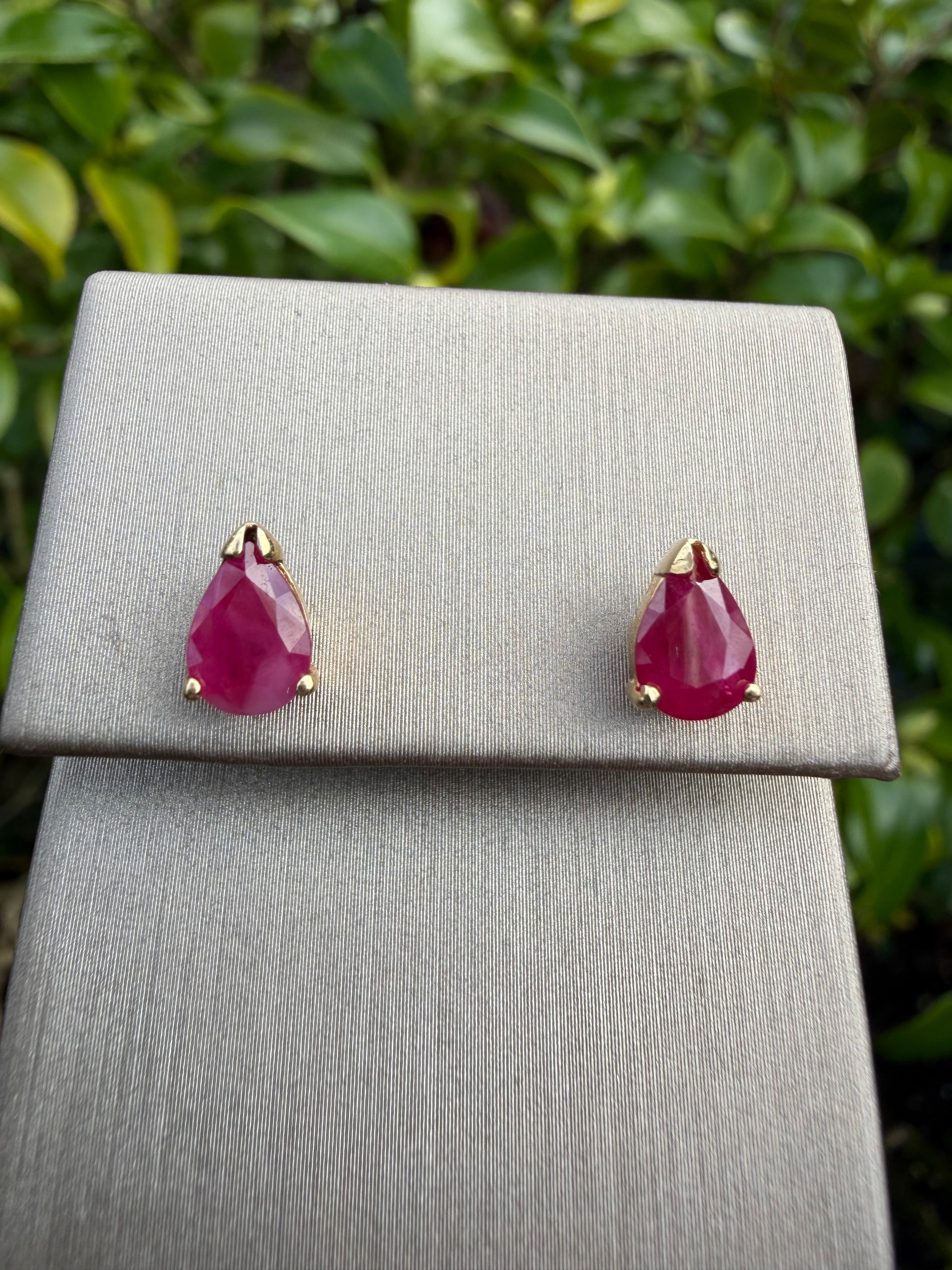 9k Yellow Gold 2.00 Ct Pear Shape Natural Ruby Earrings certified