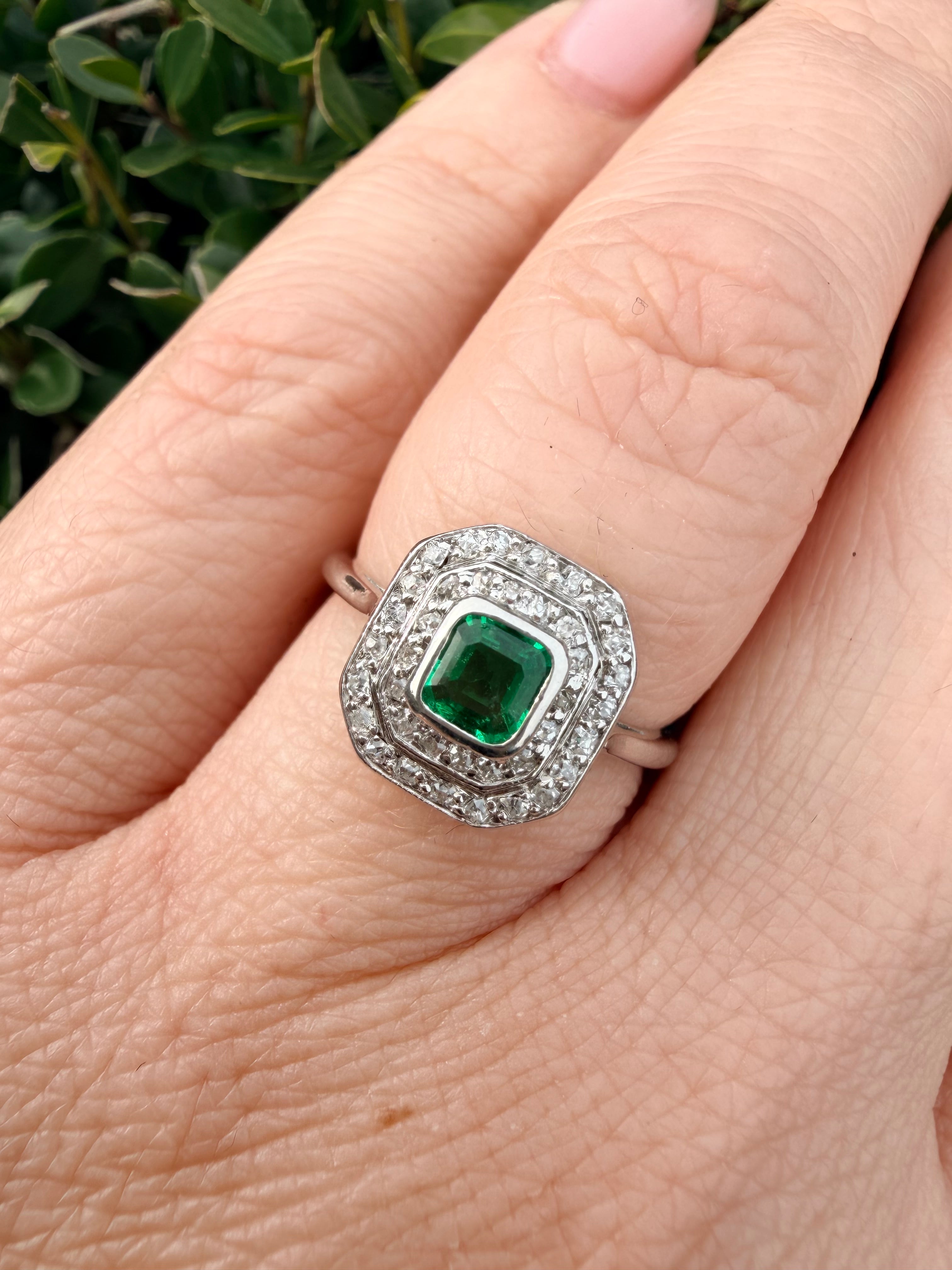 18K White Gold Natural Diamond & Natural Emerald Ring Certified