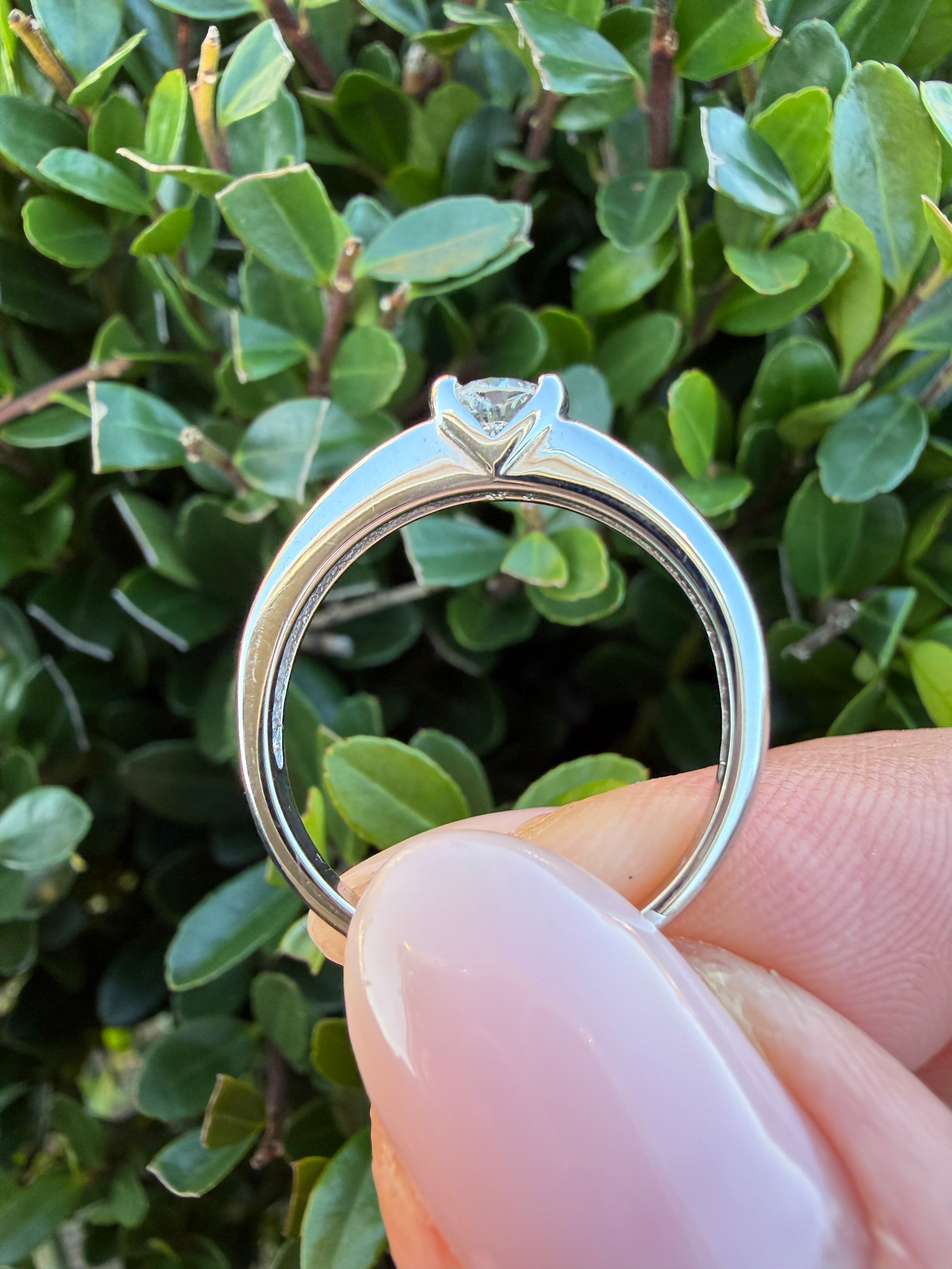 18k White Gold 0.25ct Natural Round Cut Diamond Solitaire Ring certified