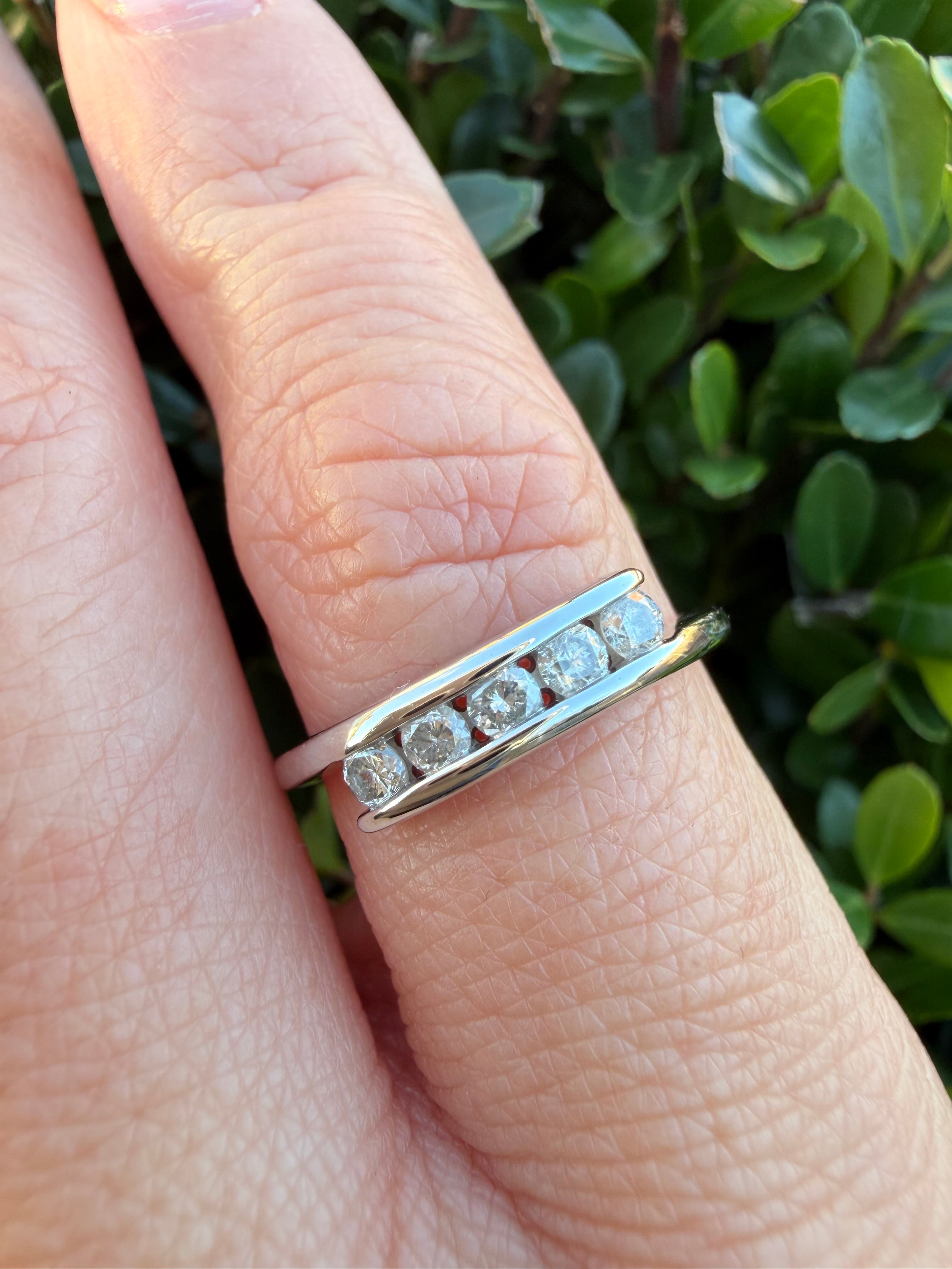 9k White Gold 0.25ct Natural Diamond Half Eternity Ring certified