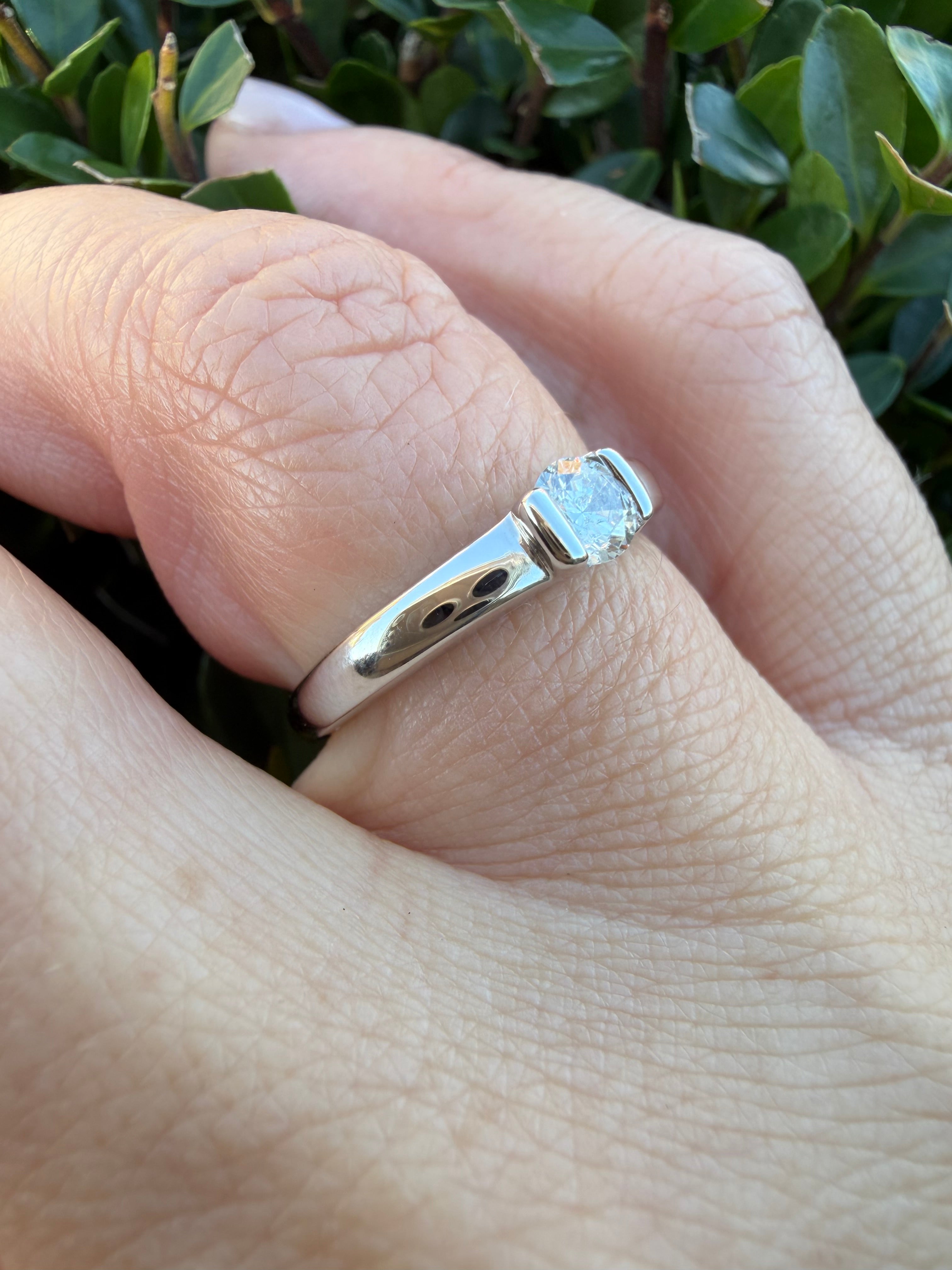 18k White Gold 0.25ct Natural Round Cut Diamond Solitaire Ring certified