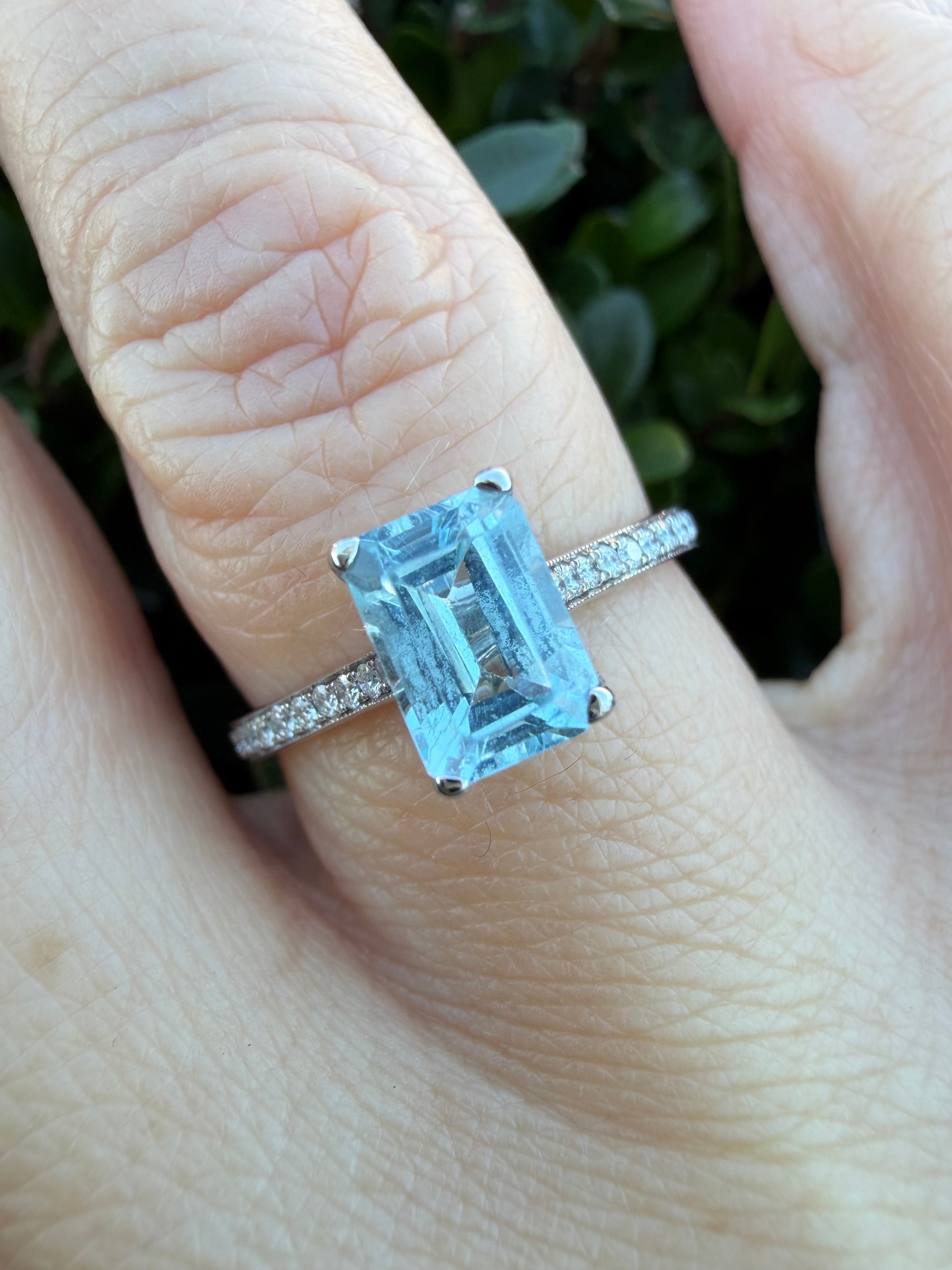 18k White Gold Topaz And Natural Diamond Ring certified