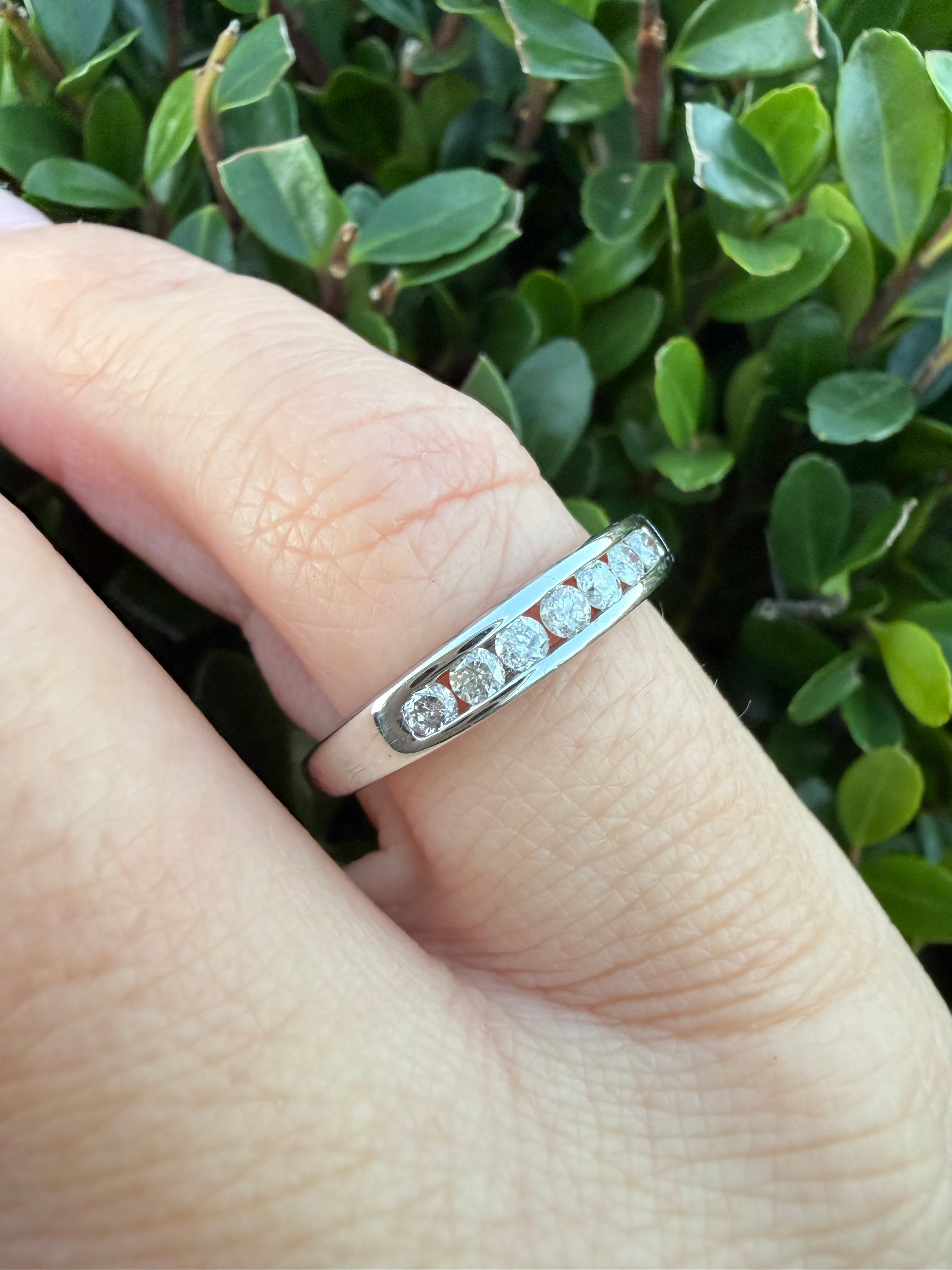 9k white gold Gold 0.25ct Round Brilliant Cut Natural Diamond Half Eternity Ring certified