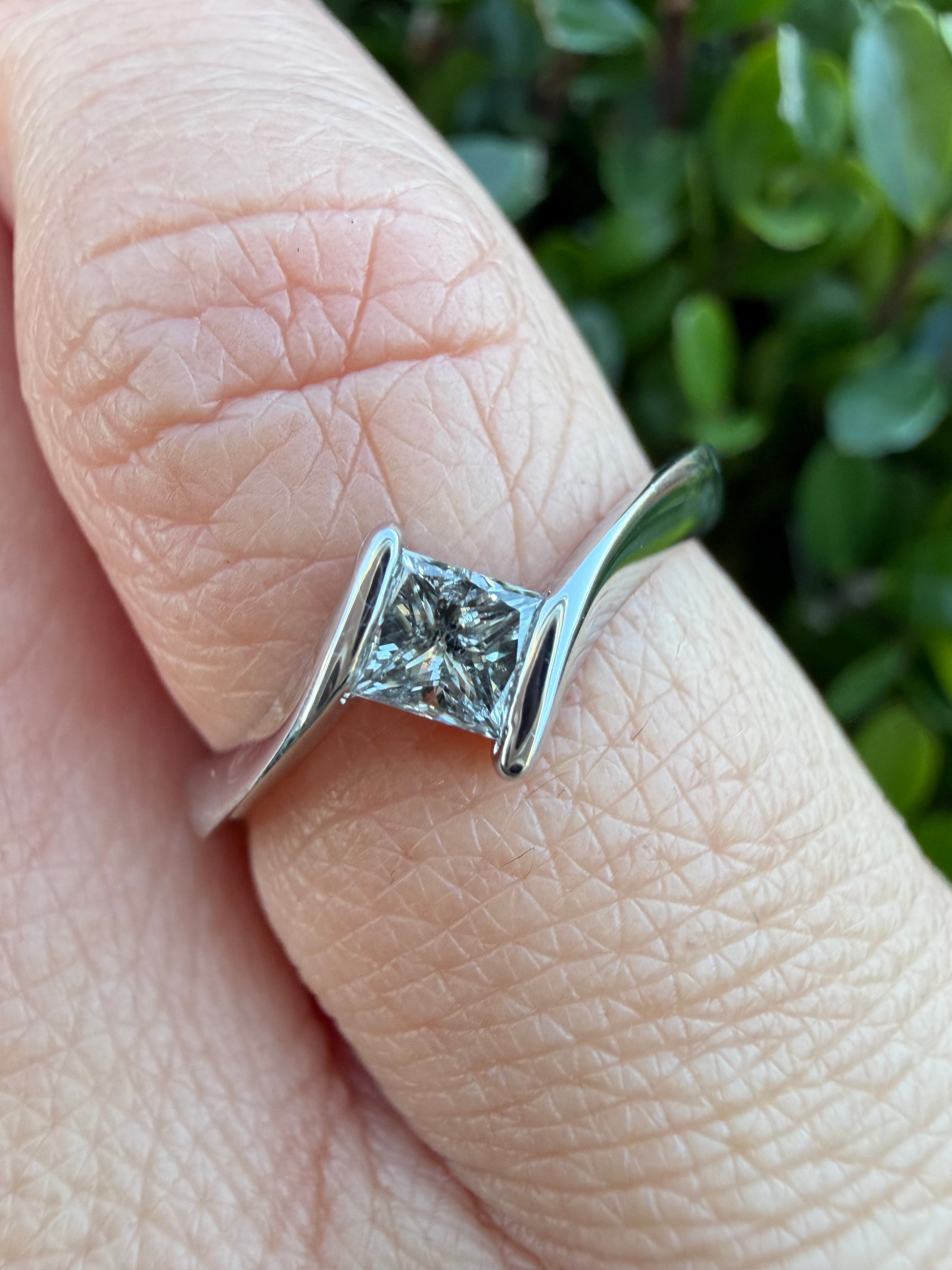 9k White Gold 0.25ct Natural Princess Cut Diamond Solitaire Ring certified