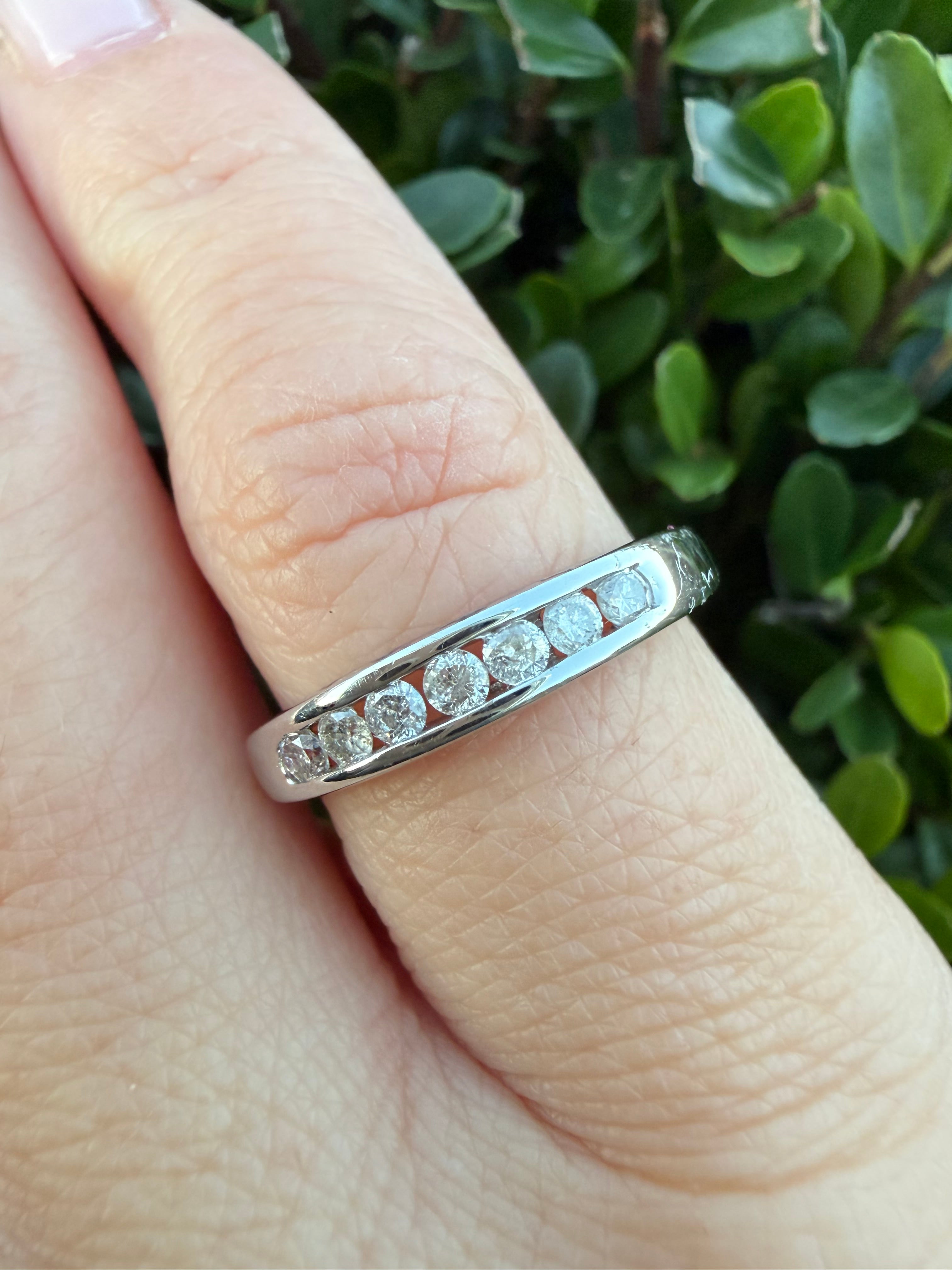 18k White Gold 0.25ct Round Brilliant Cut Natural Diamond Half Eternity Ring certified