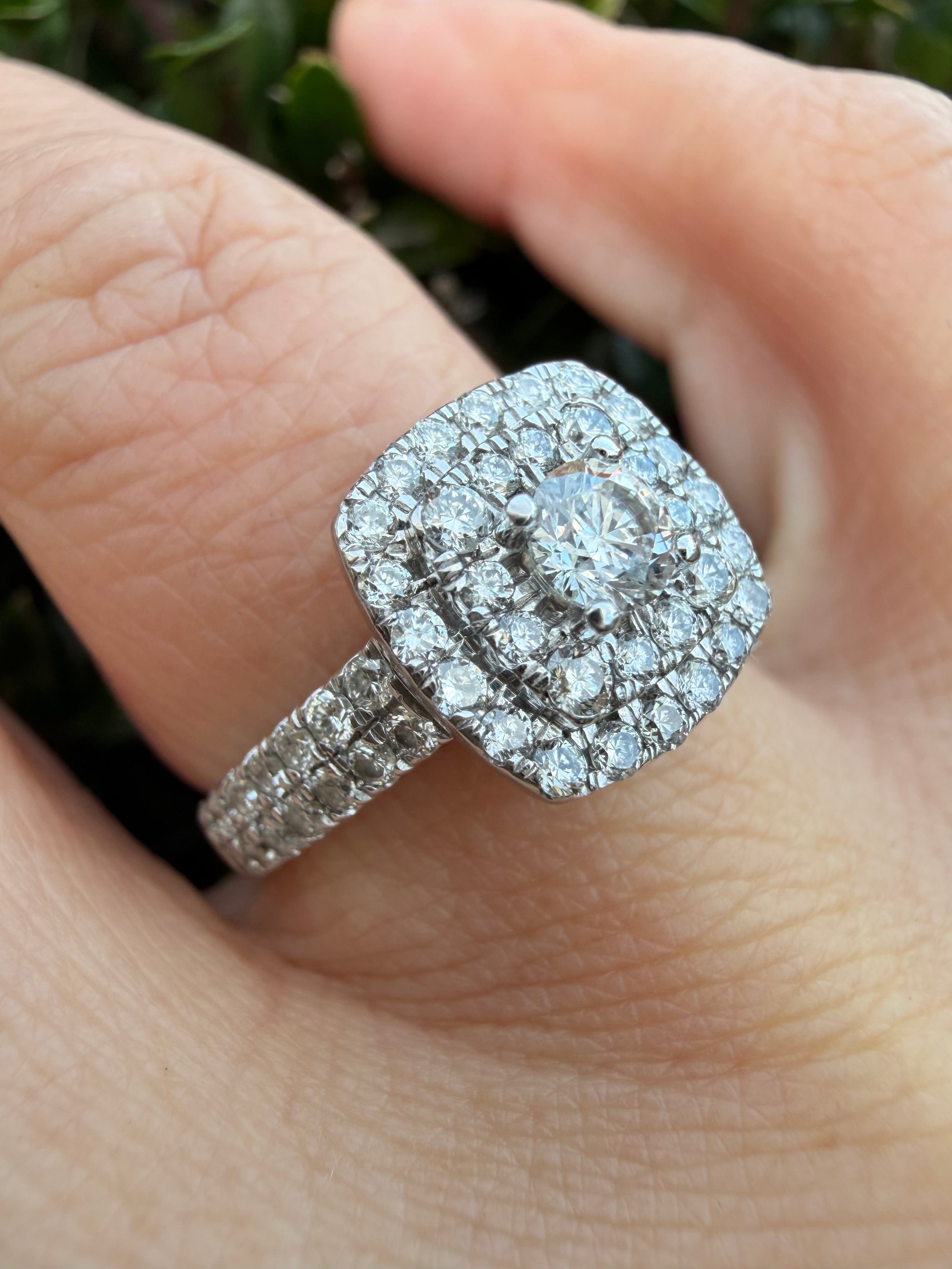 18k White Gold 1.00ct Natural Round Cut Diamond Halo Ring certified