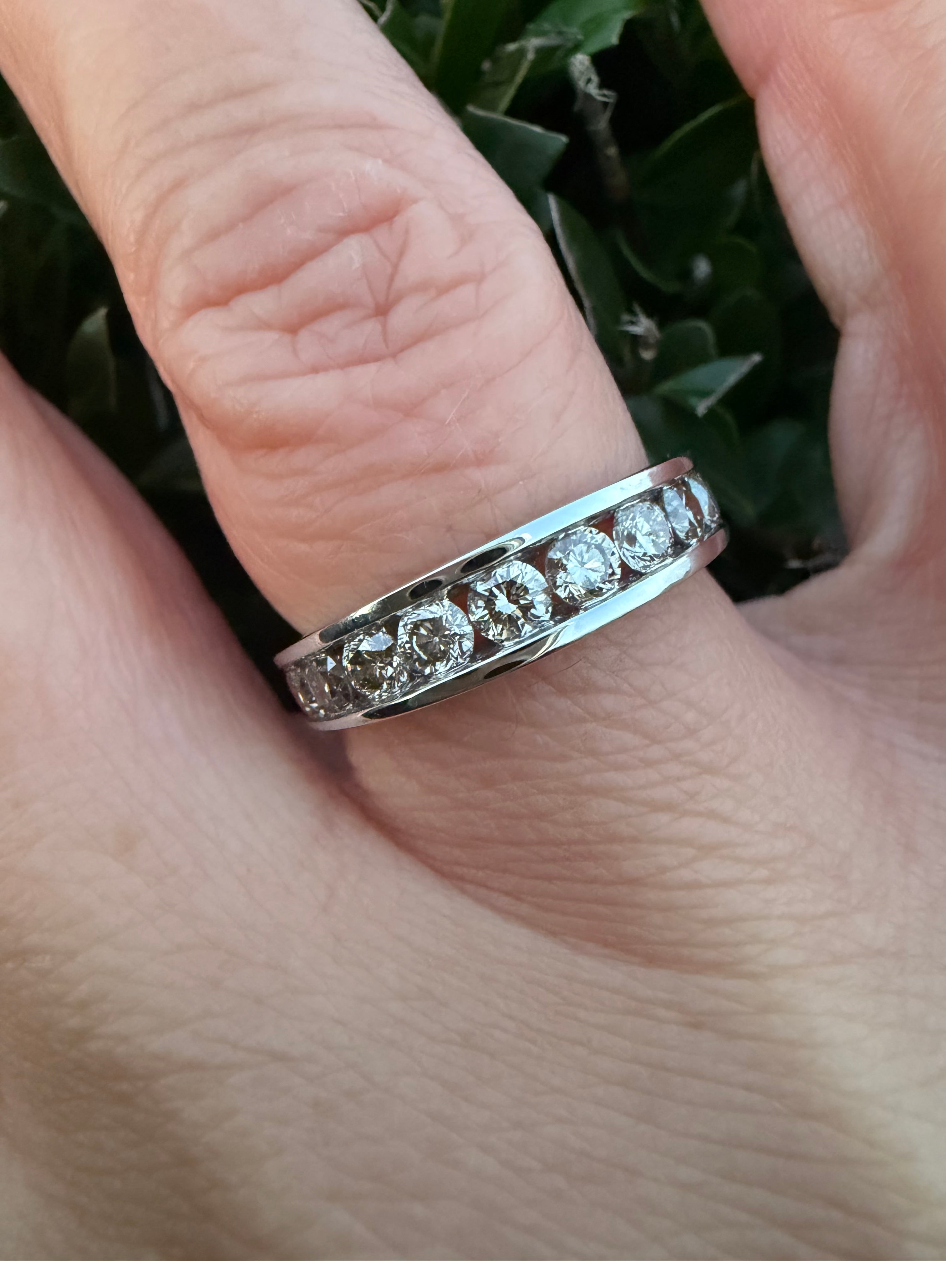 9k White Gold 1.13ct Natural Round Cut Diamond Half Eternity Ring certified