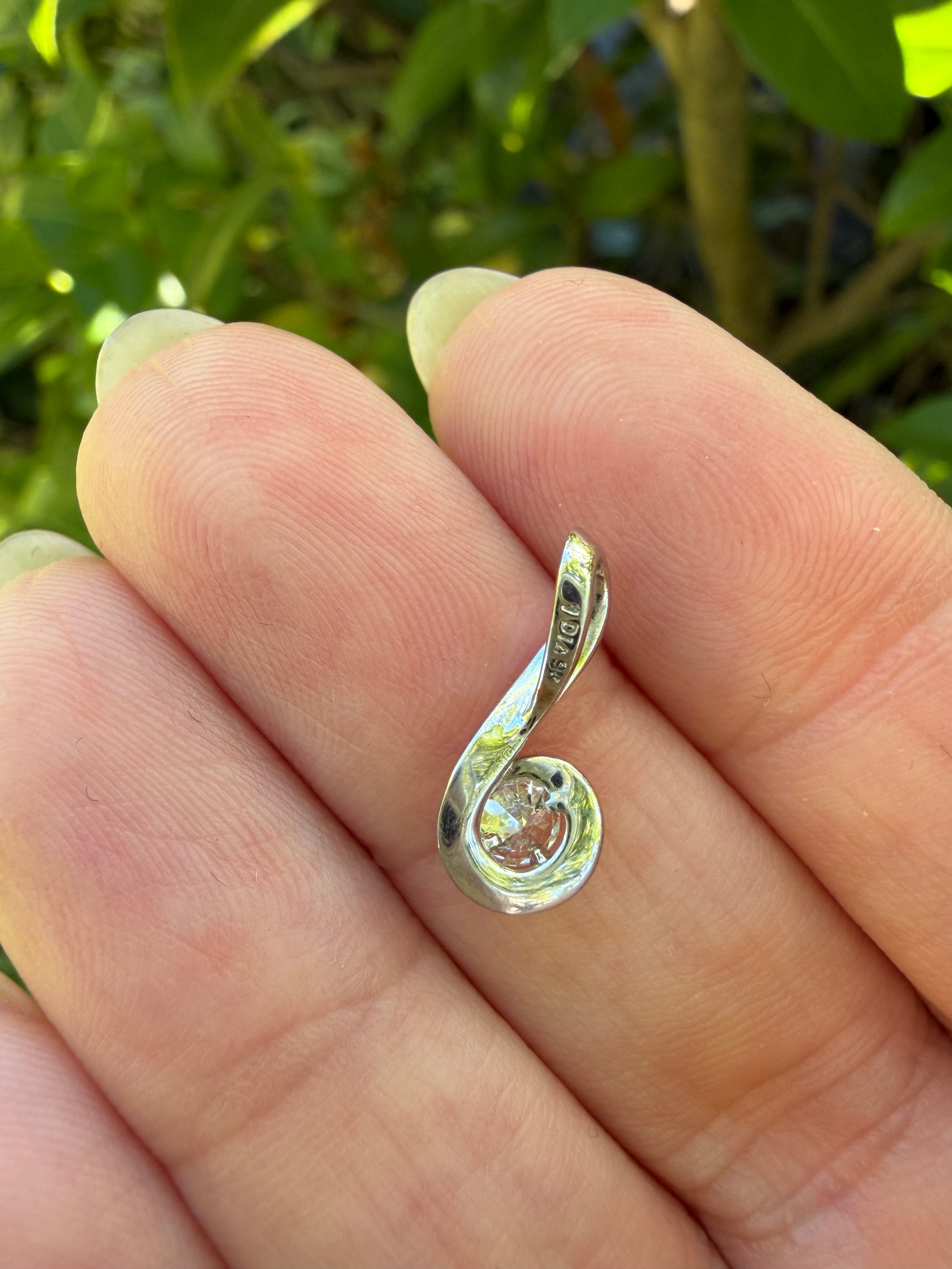 9k White Gold 0.20ct Natural Round Brilliant Cut Diamond Solitaire Pendant certified