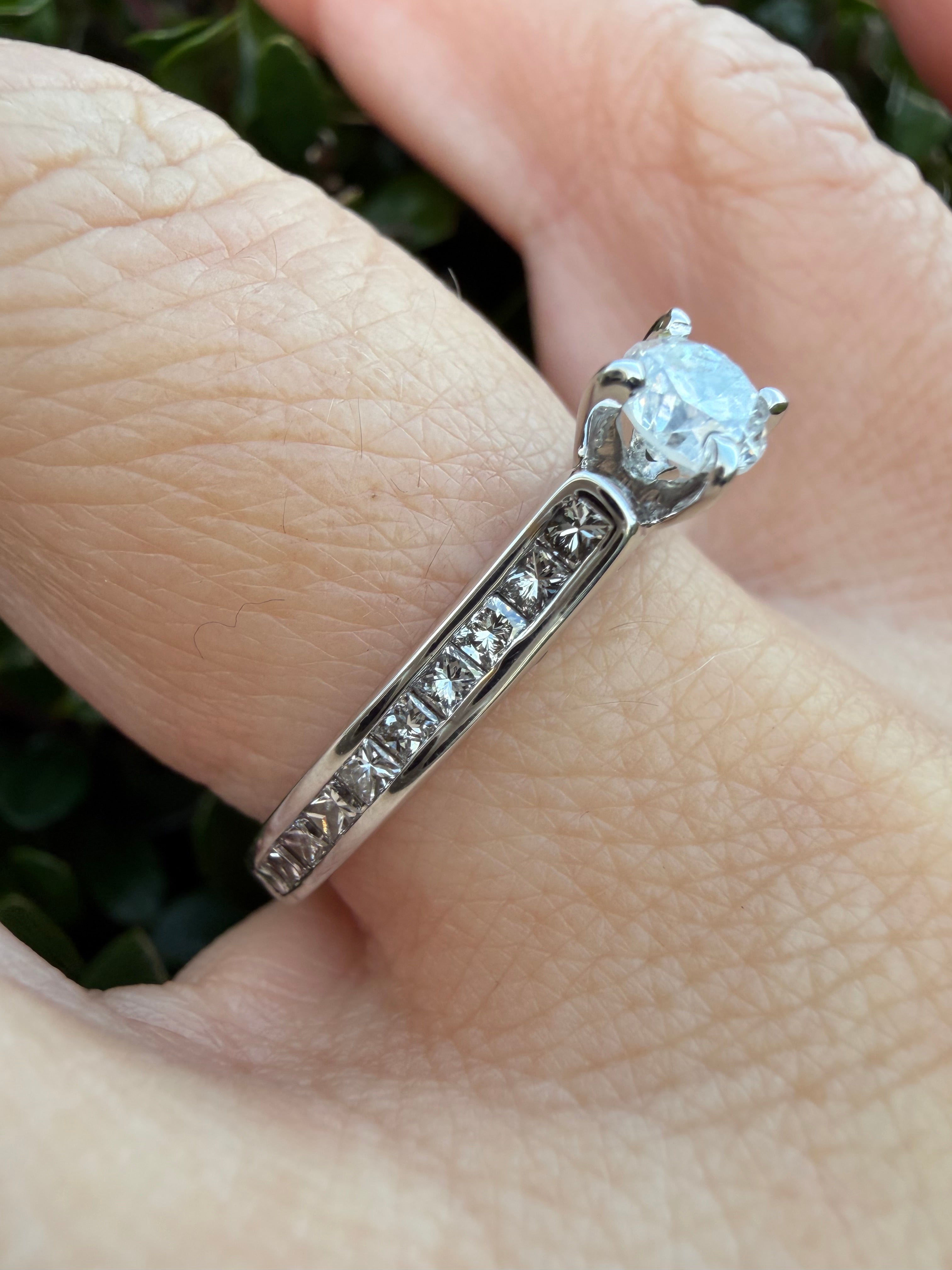 18k White Gold 1.00ct Natural Round Cut Diamond Ring certified