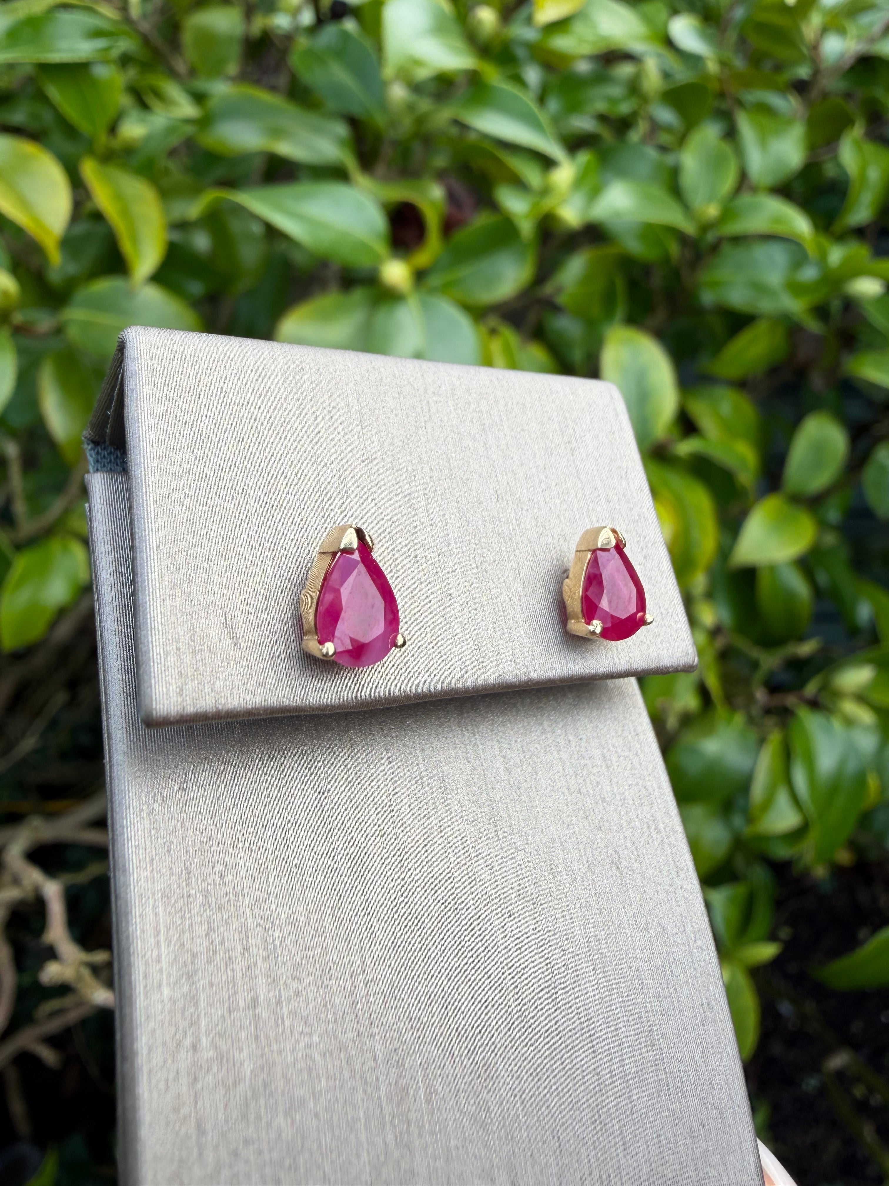 9k Yellow Gold 2.00 Ct Pear Shape Natural Ruby Earrings certified