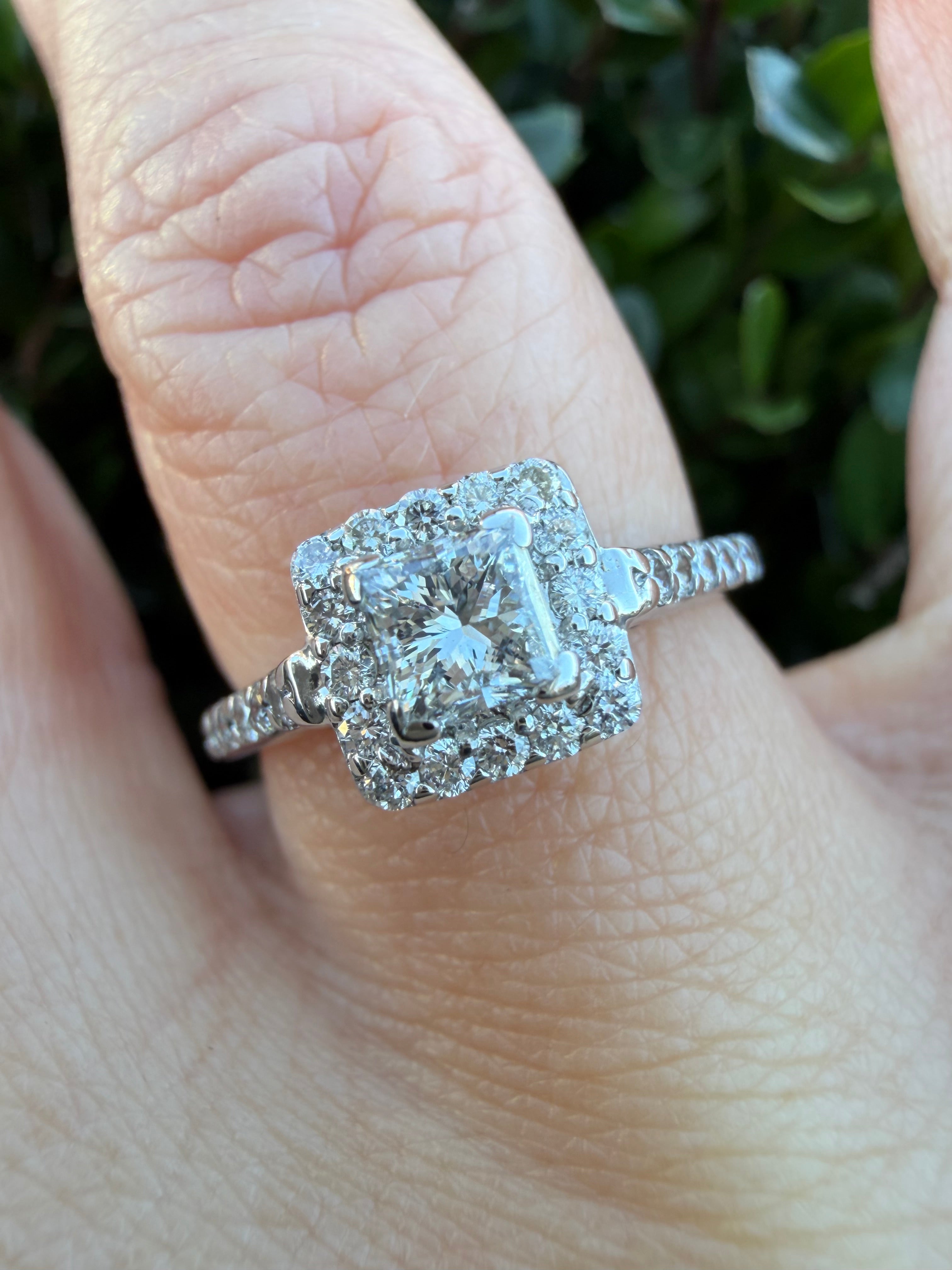 18k White Gold 0.60ct Princess cut Natural Diamond Halo Ring certified