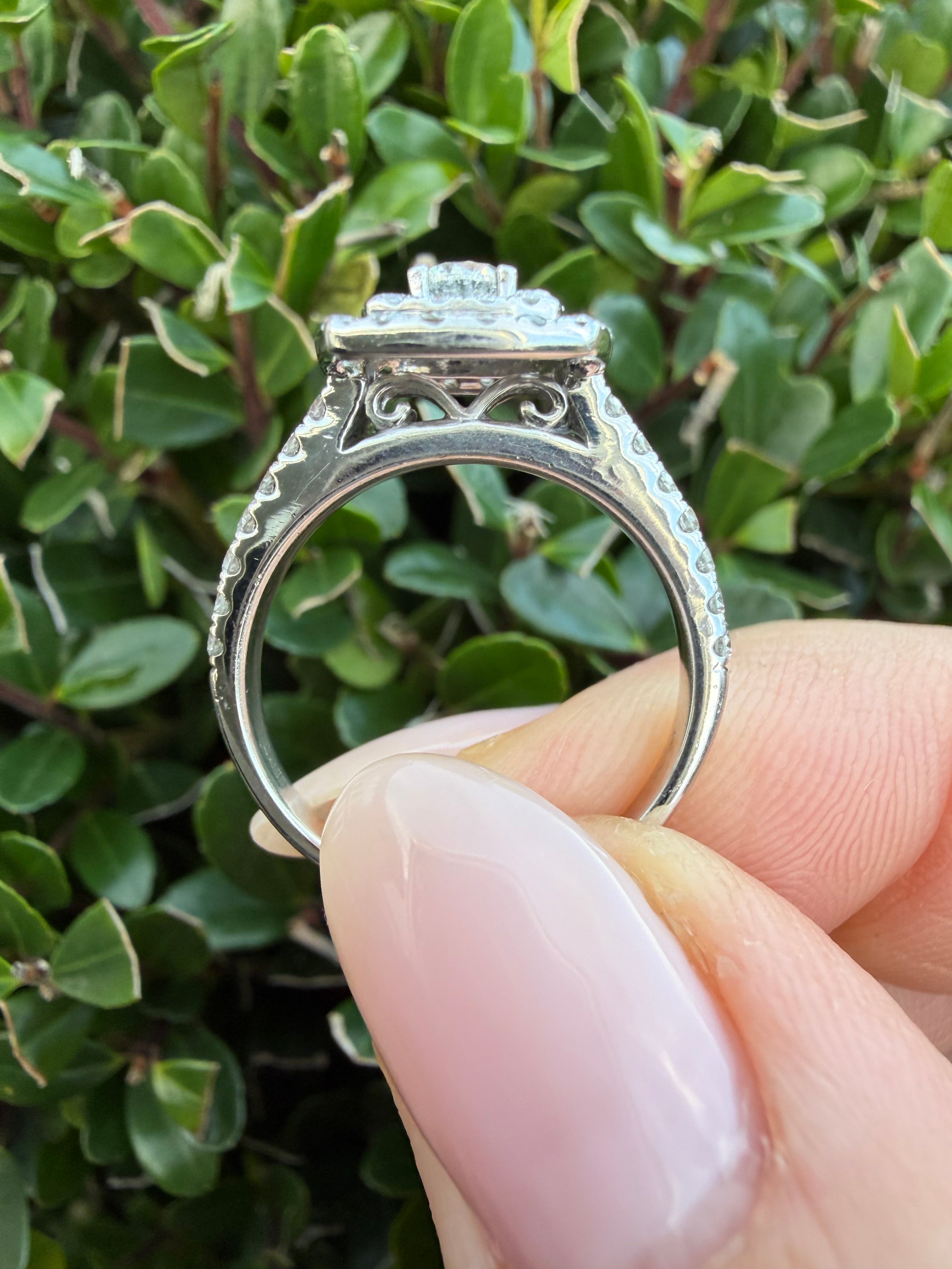 18k White Gold 1.00ct Natural Round Cut Diamond Halo Ring certified