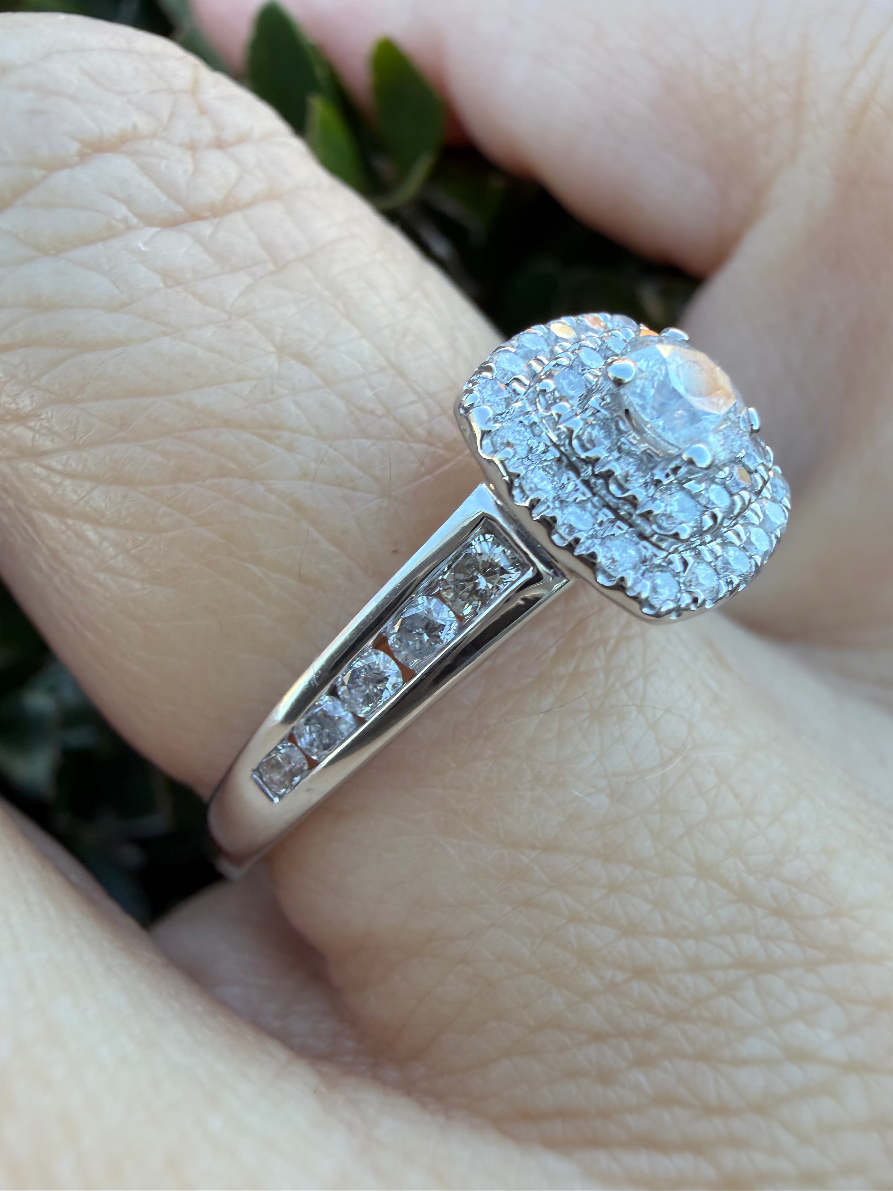 18k White Gold 0.82ct Natural Round Cut Diamond Halo Ring certified