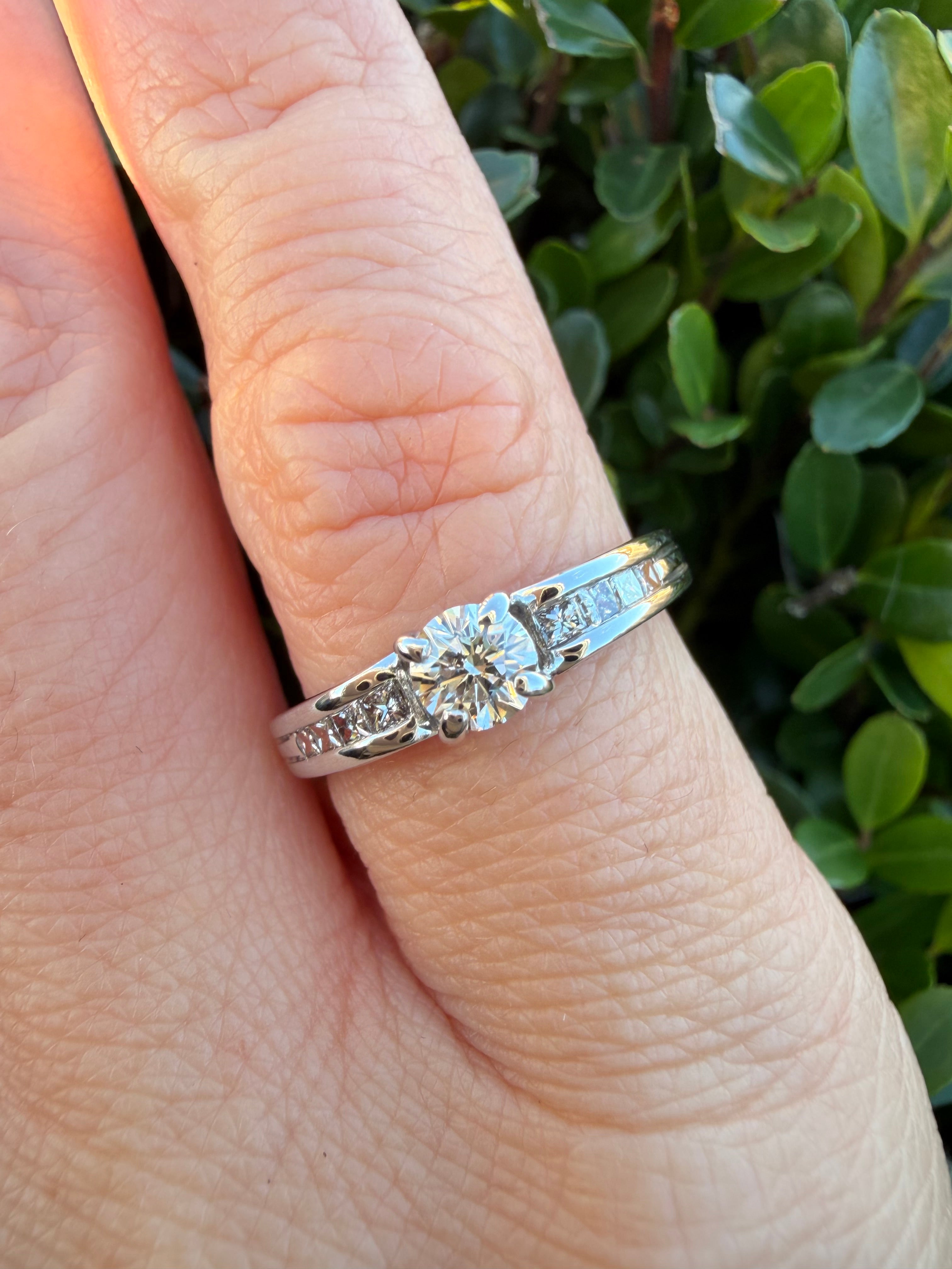 18k White Gold 0.38ct Natural Round Cut Diamond Ring certified