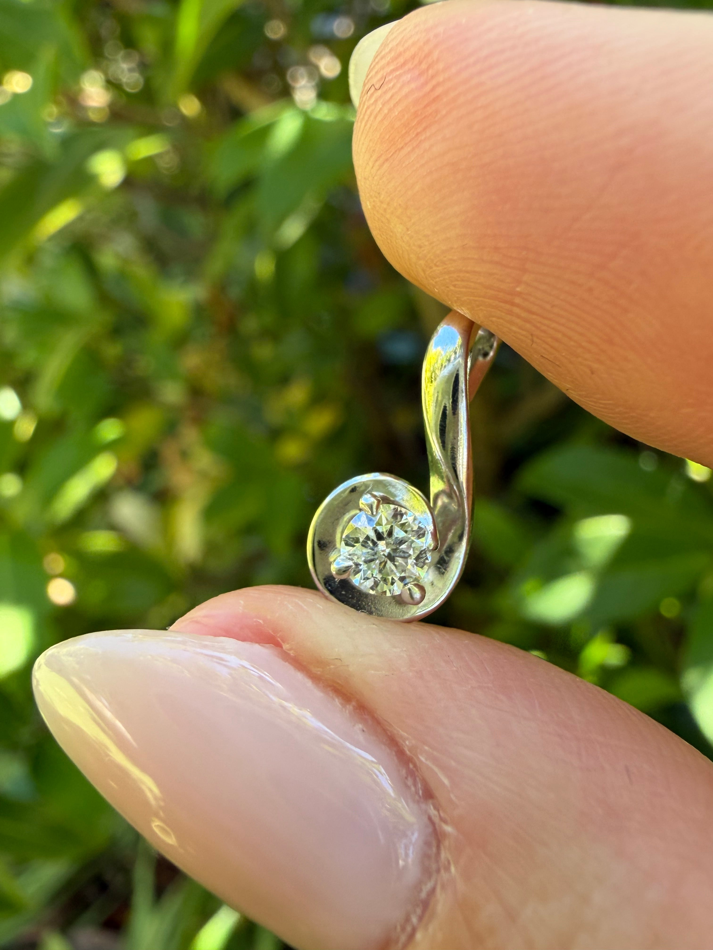 9k White Gold 0.20ct Natural Round Brilliant Cut Diamond Solitaire Pendant certified