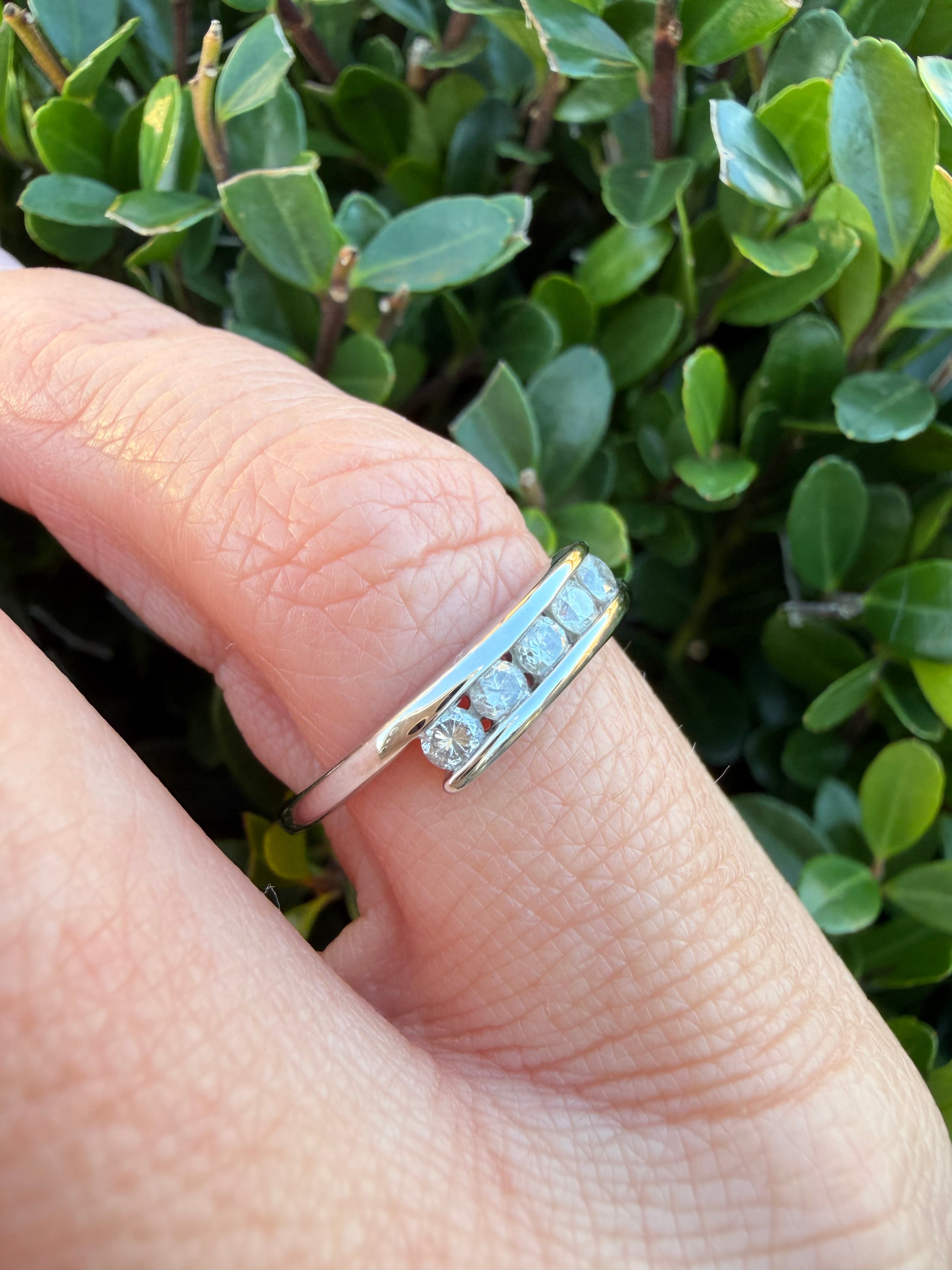 9k White Gold 0.25ct Natural Diamond Half Eternity Ring certified