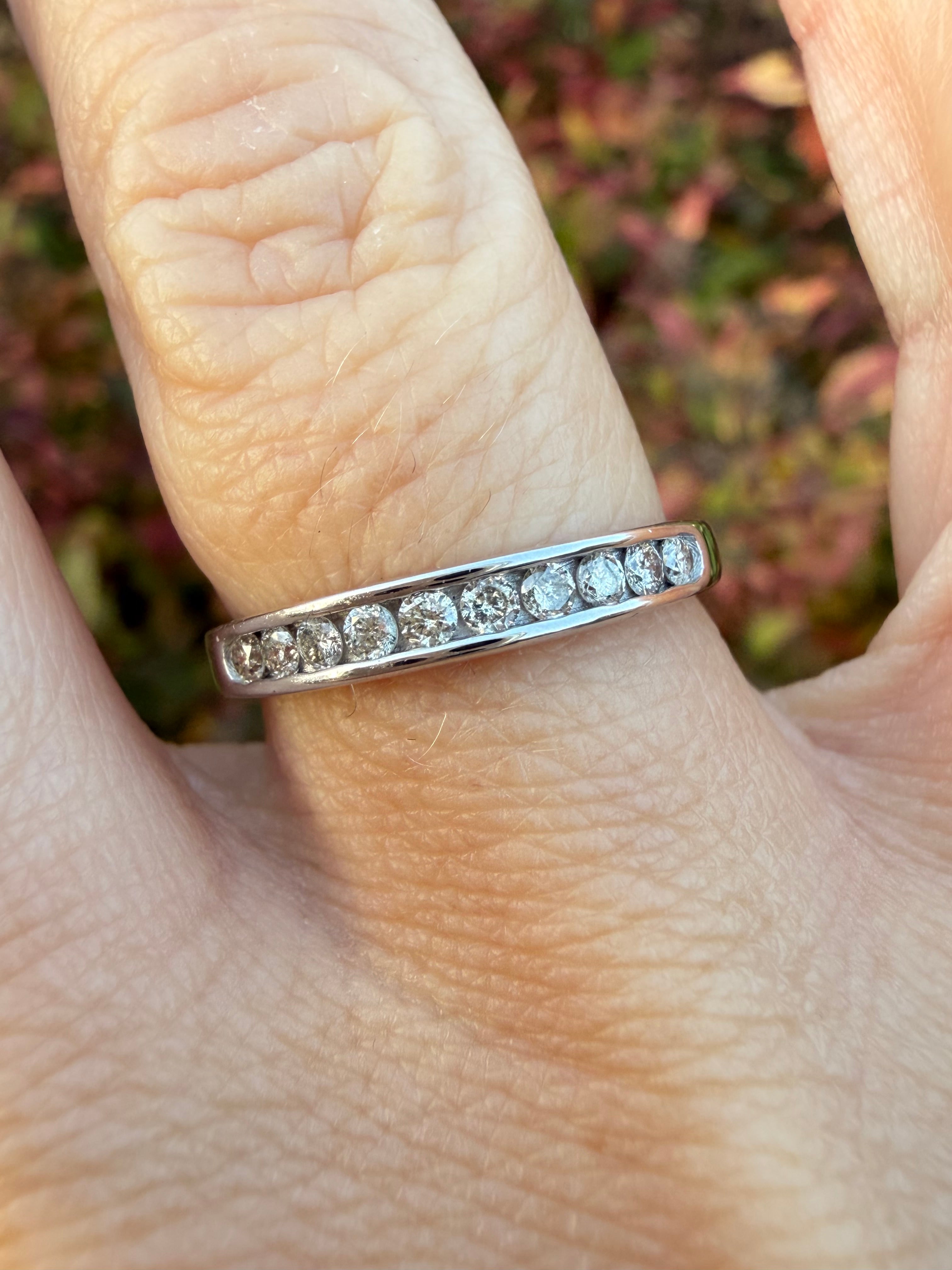 9k White Gold 0.25ct Round Brilliant Cut Natural Diamond Half Eternity Ring certified