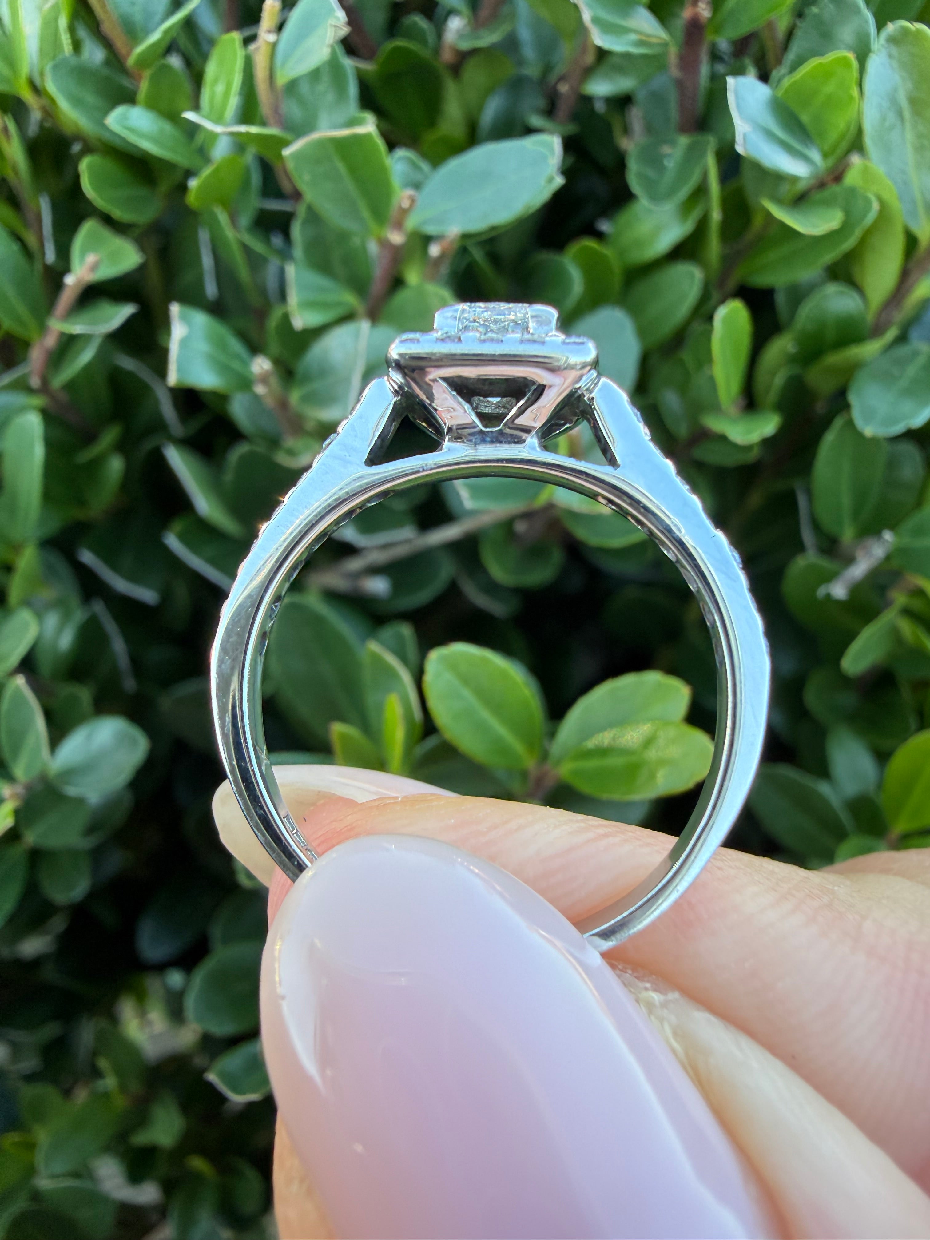 18k White Gold 0.60ct Princess cut Natural Diamond Halo Ring certified