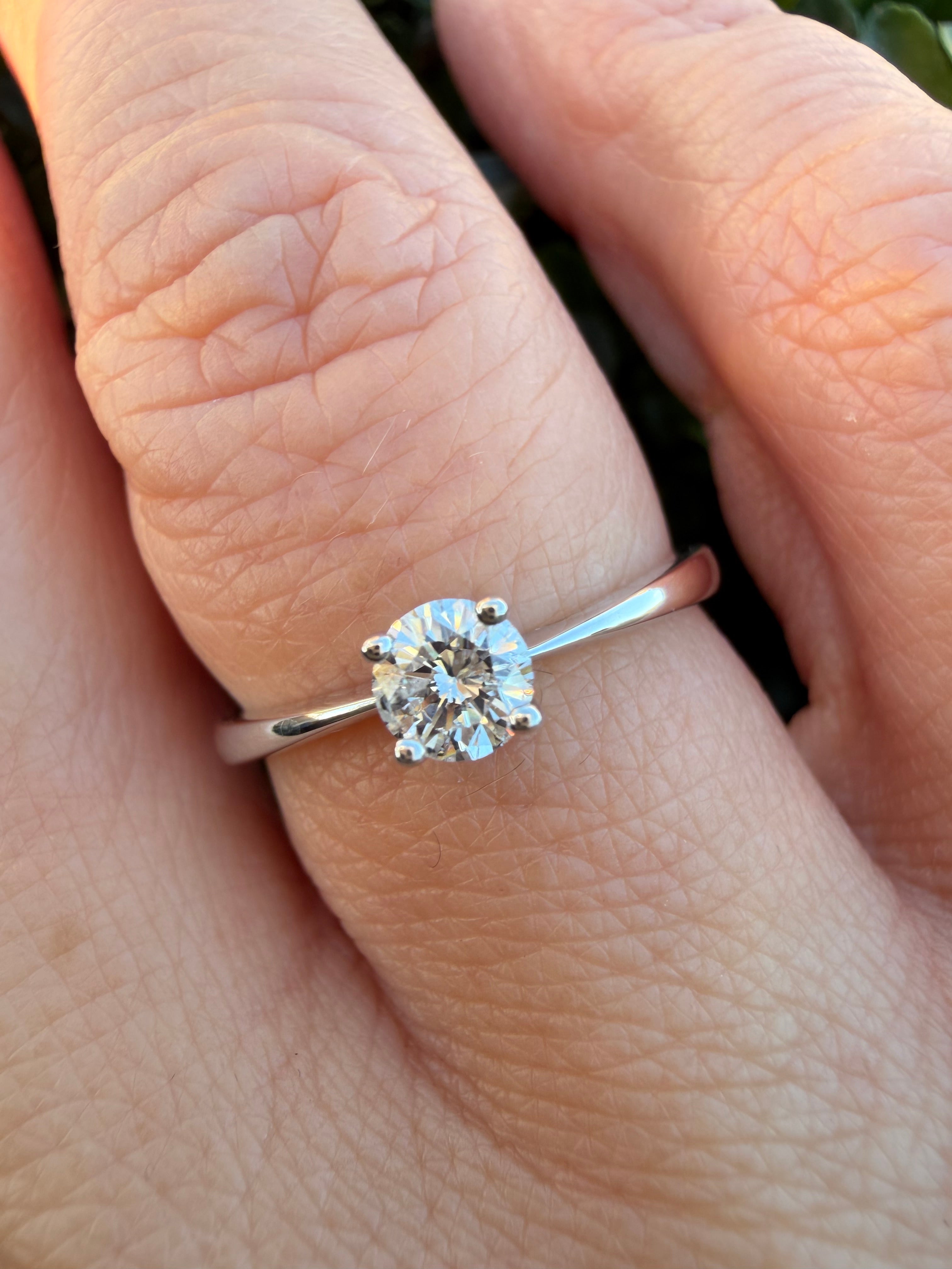 9k White Gold 0.25ct Natural Round Cut Diamond Solitaire Ring certified