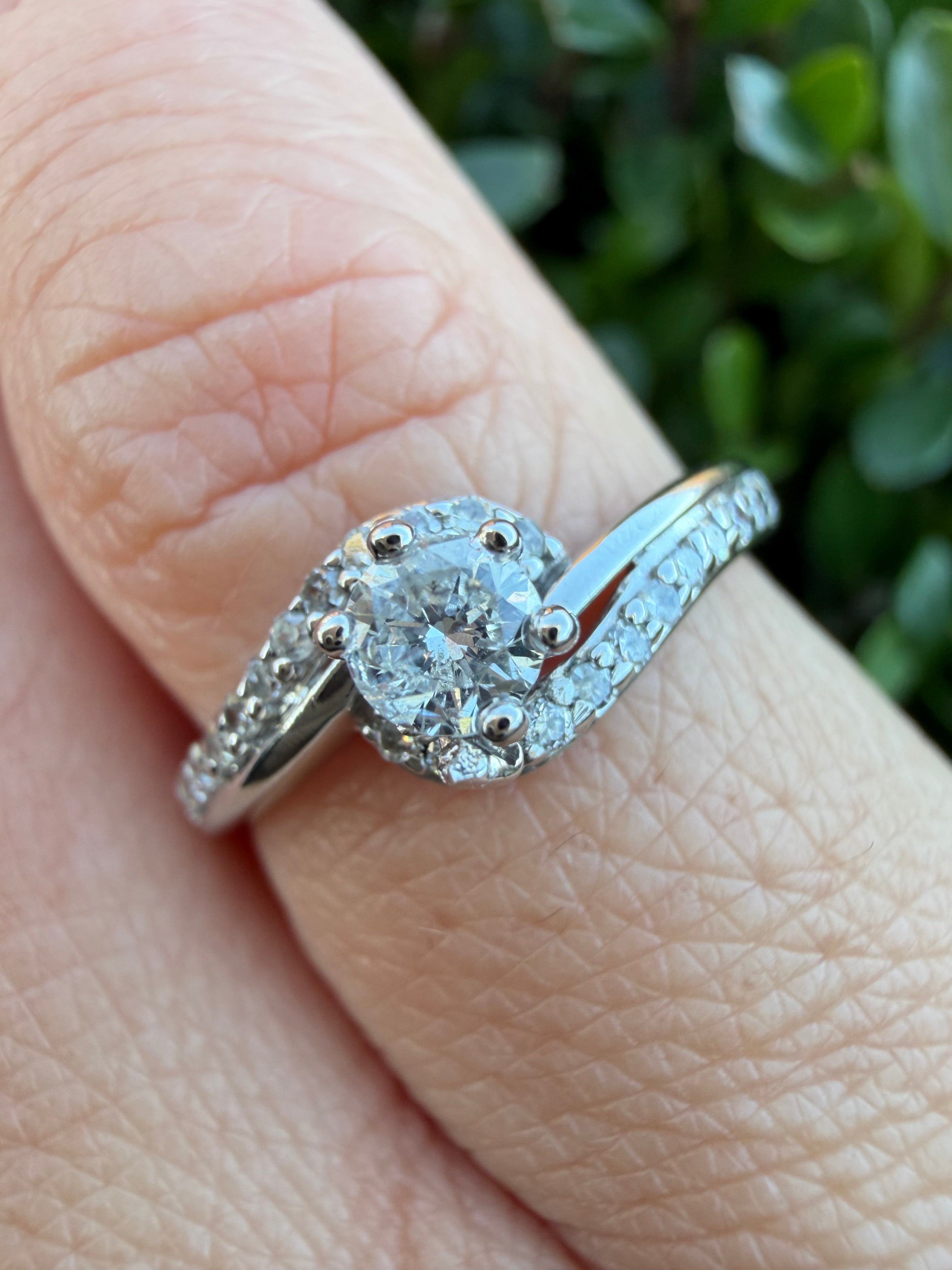 9k White Gold 0.32ct Natural Round Cut Diamond Ring certified