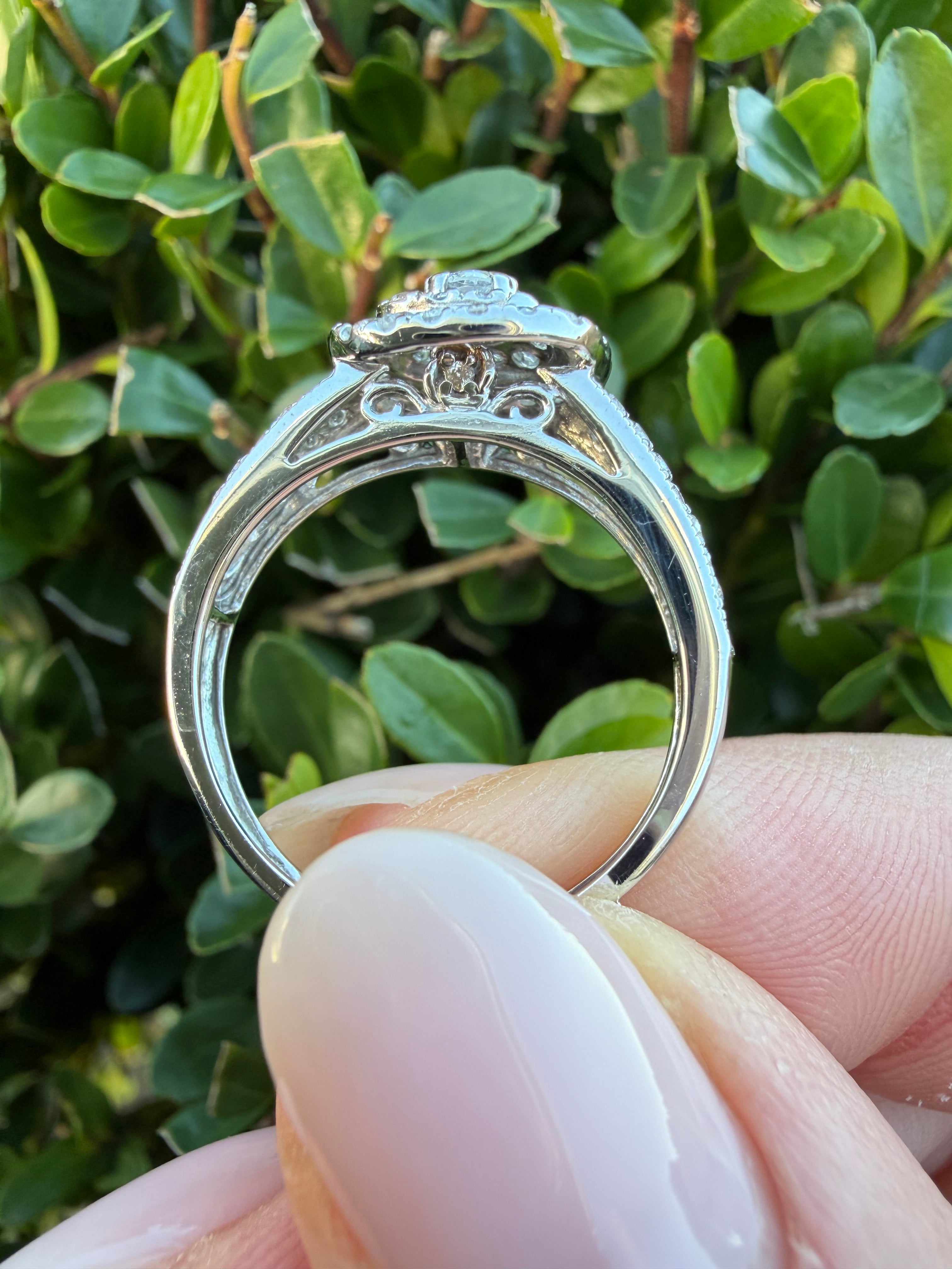 18k White Gold 0.84ct Natural Round Cut Diamond Halo Ring certified