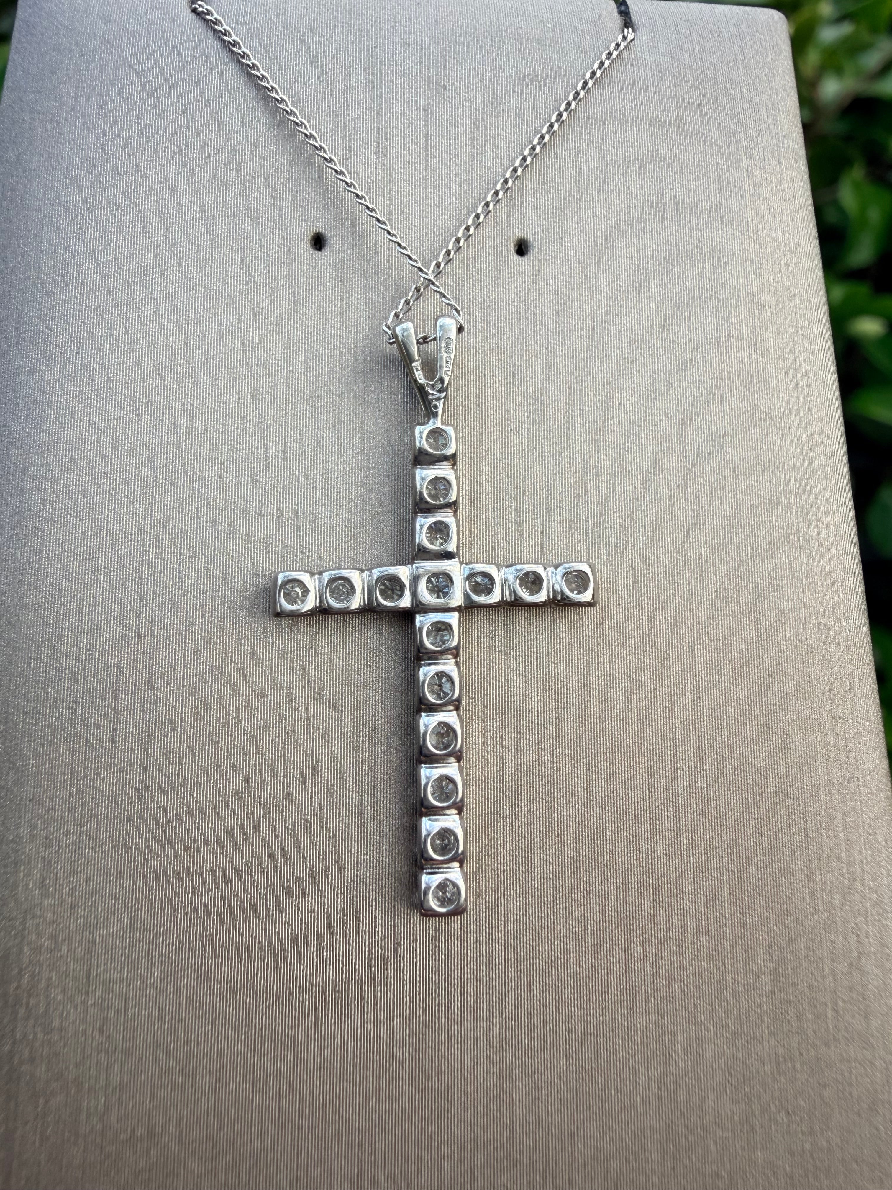 9K White Gold 0.55ct Natural Round Cut Diamond Cross Pendant And Chain Set certified