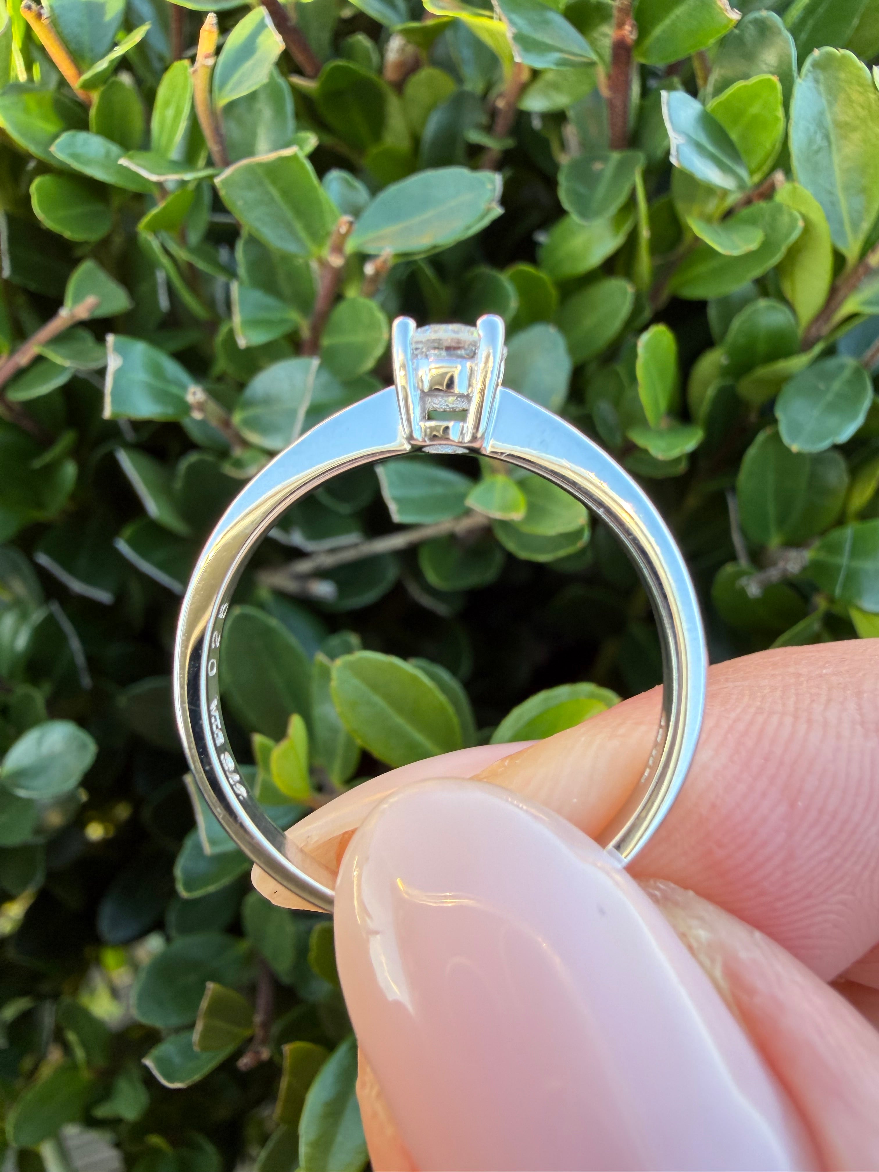 9k White Gold 0.25ct Natural Round Cut Diamond Solitaire Ring certified