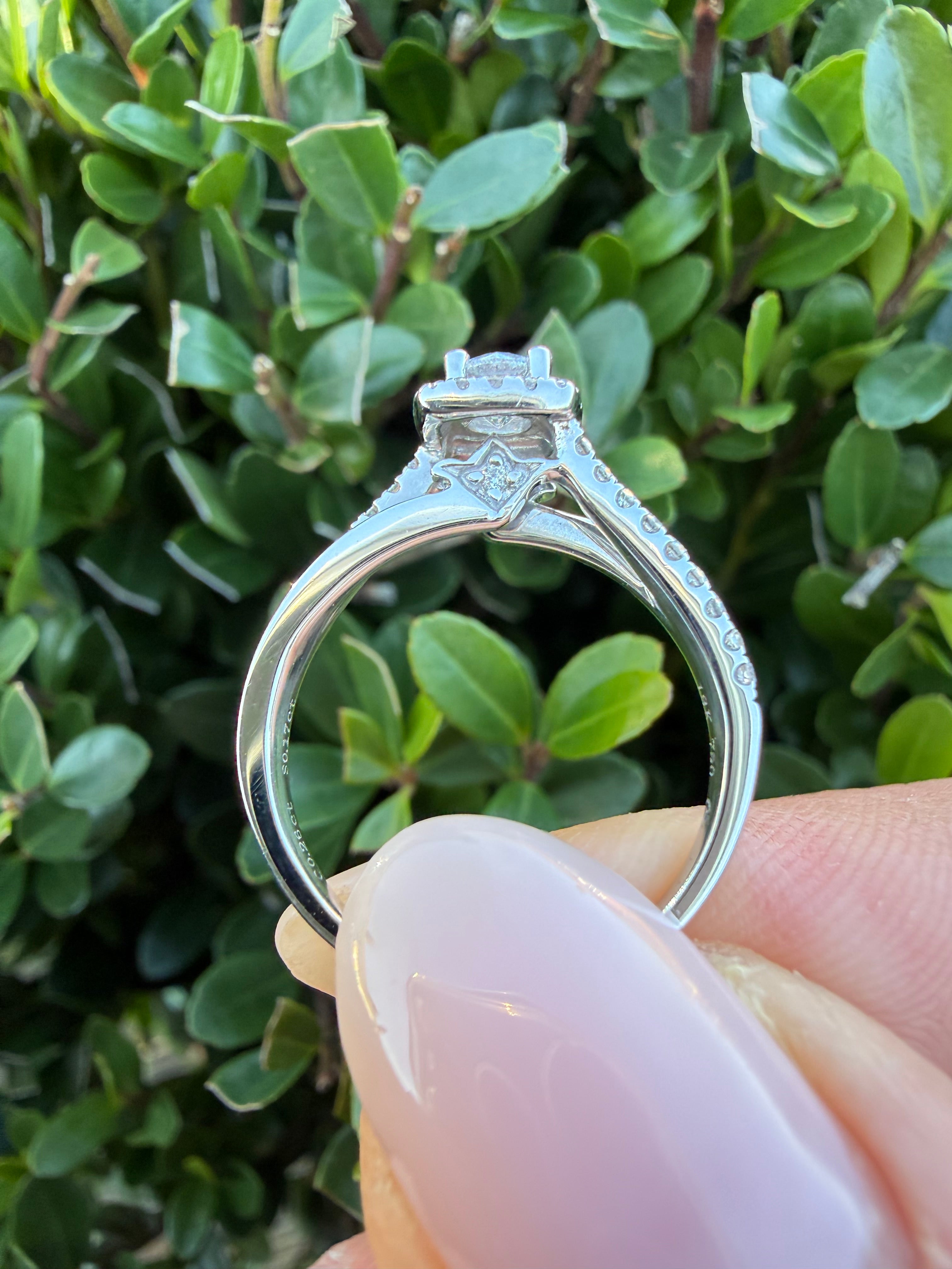 18k White Gold 0.42ct Round Cut Natural Diamond Halo Ring certified