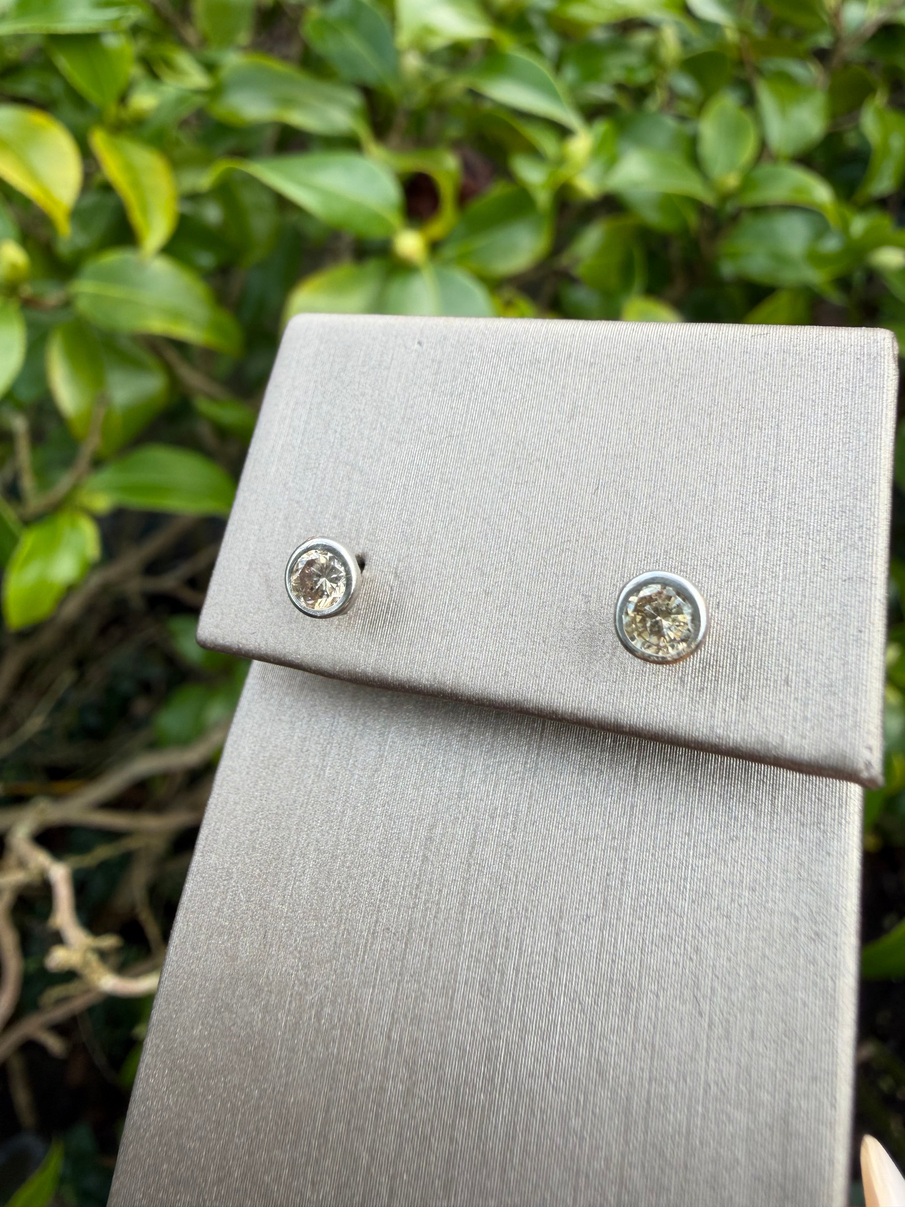 14k White Gold 0.20ct Natural Round Cut Diamond Solitaire Earrings certified