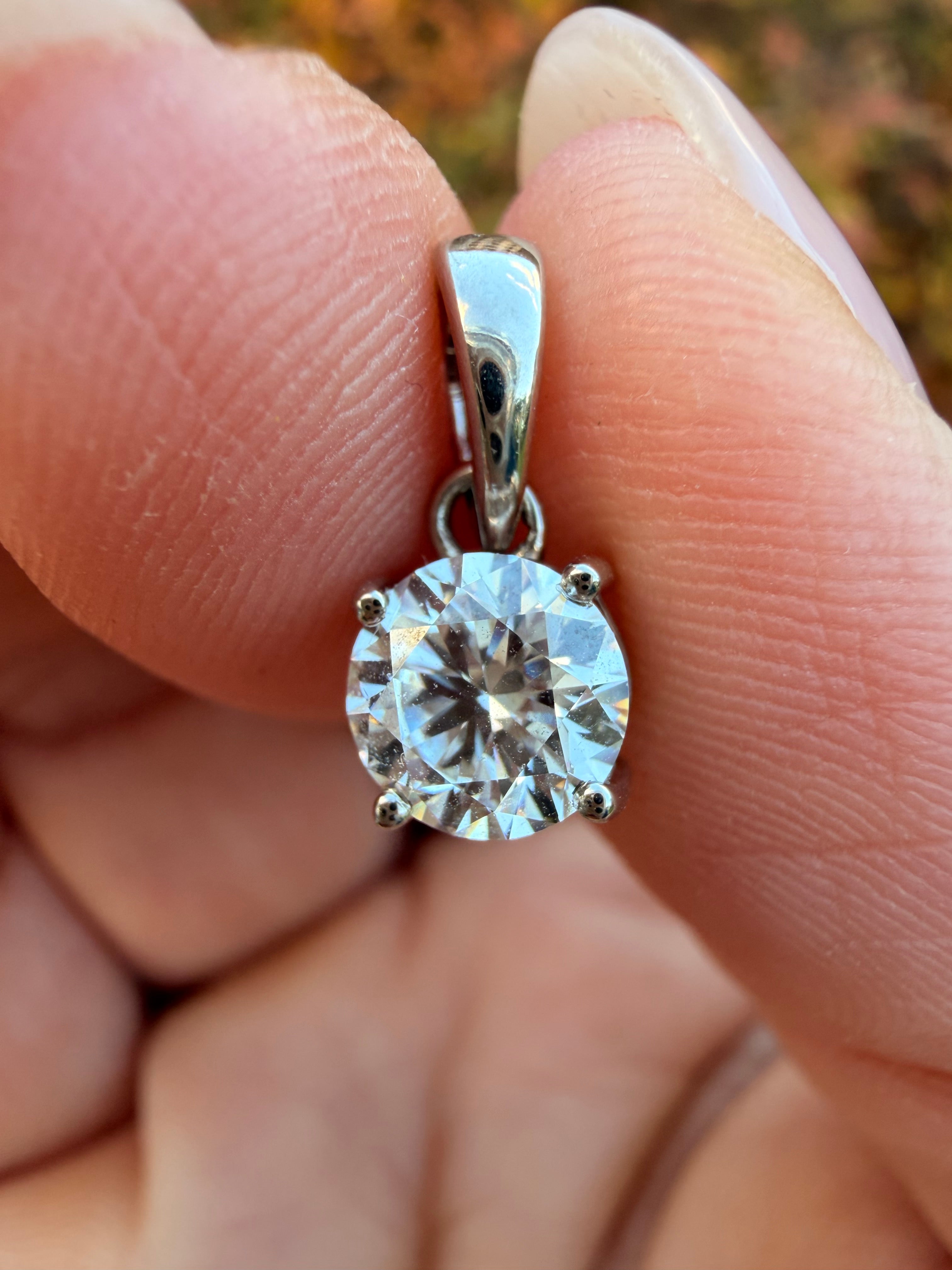 1.01ct VVS2 Round Brilliant Cut lab grown Diamond Solitaire Pendant IGI certified 18k White Gold