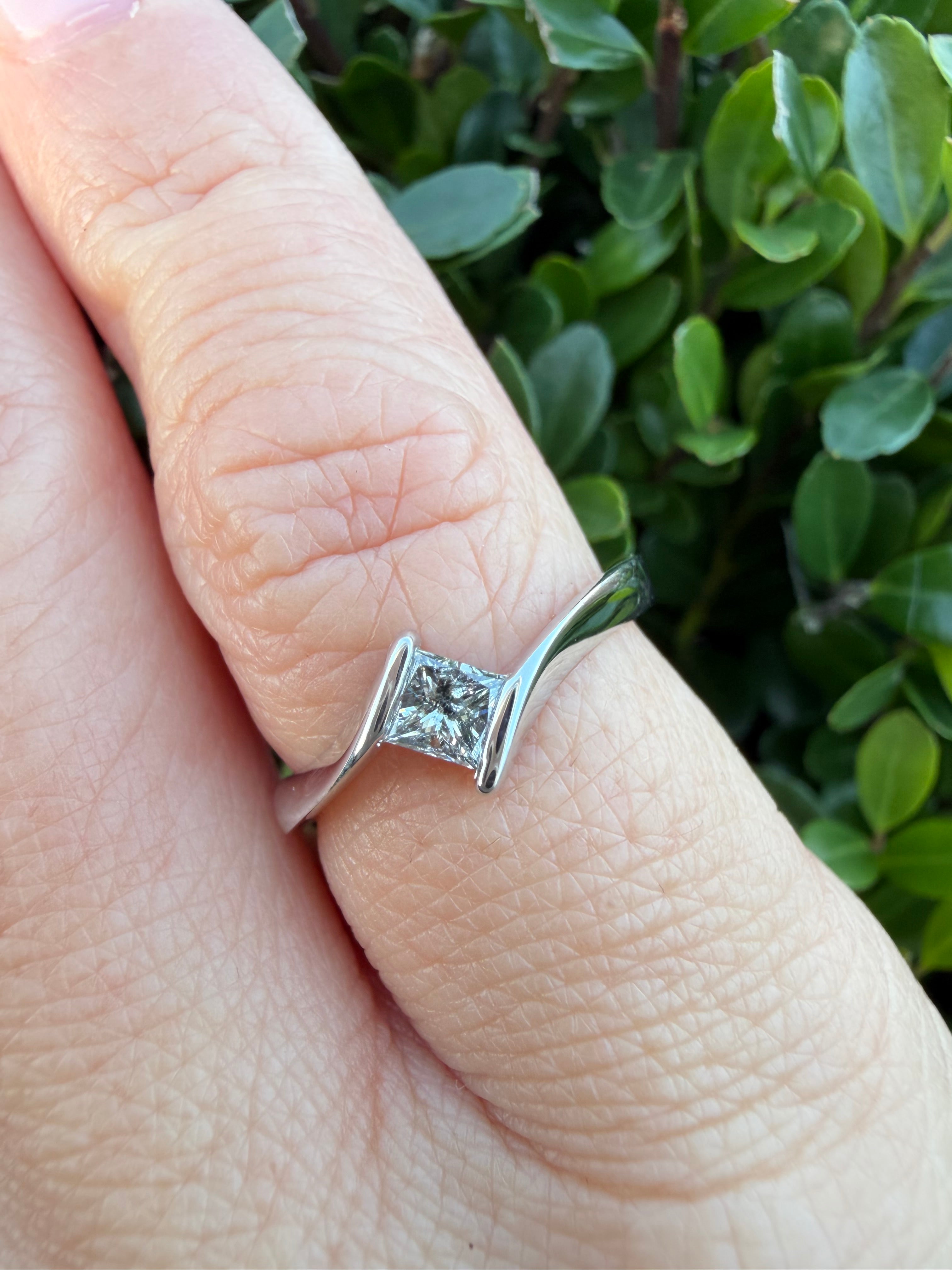 9k White Gold 0.25ct Natural Princess Cut Diamond Solitaire Ring certified