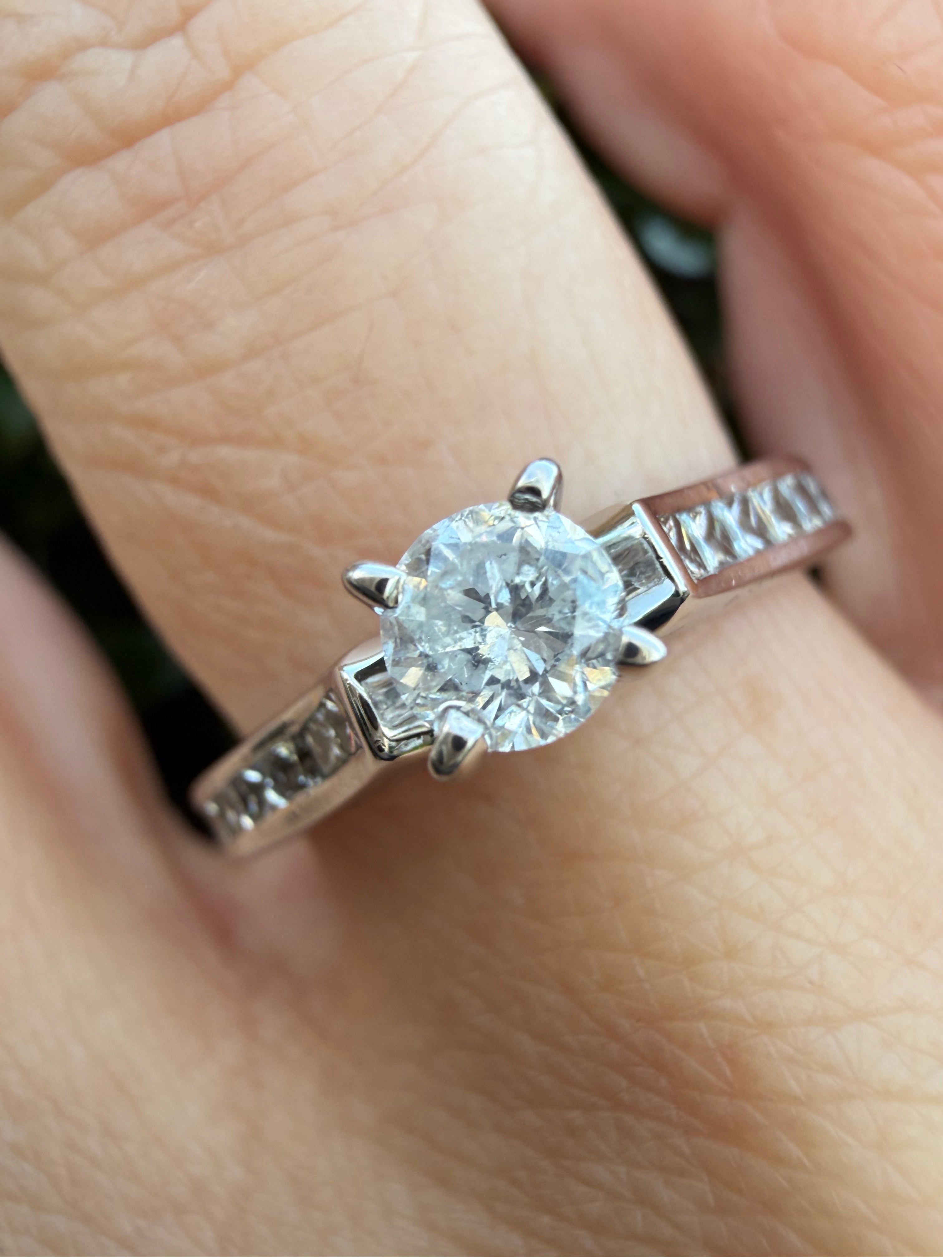 18k White Gold 1.00ct Natural Round Cut Diamond Ring certified