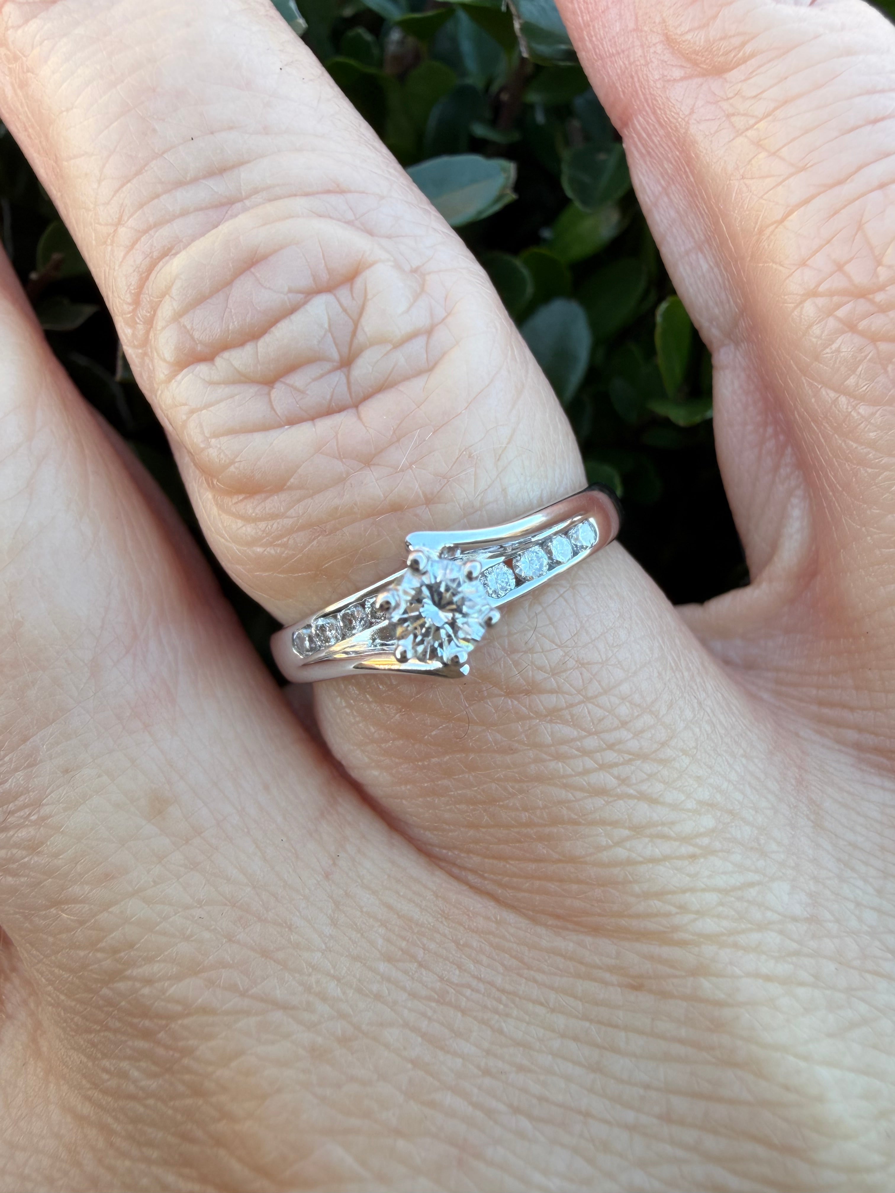 18k White Gold 0.30ct Round Cut Natural Diamond Ring certified