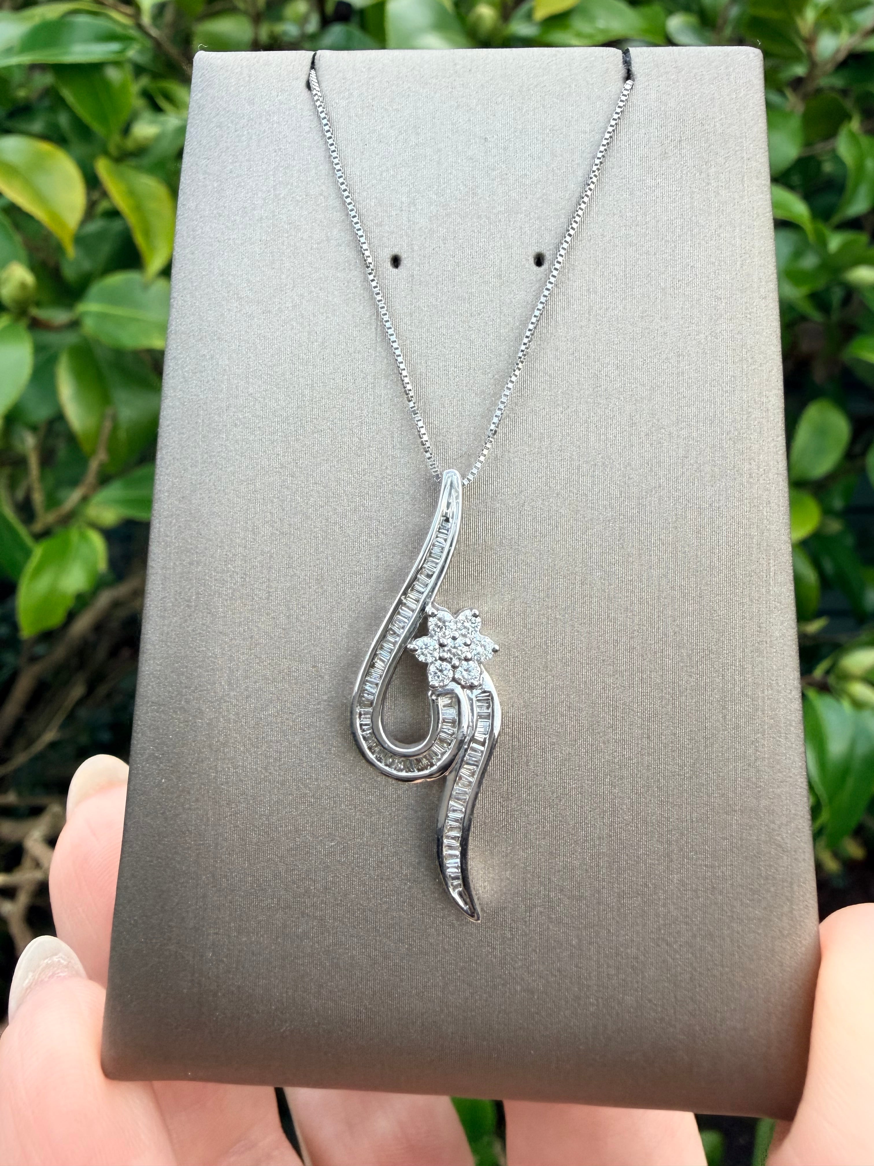 18k White Gold 0.95ct Natural Diamond Cluster Pendant And Chain Set Certified