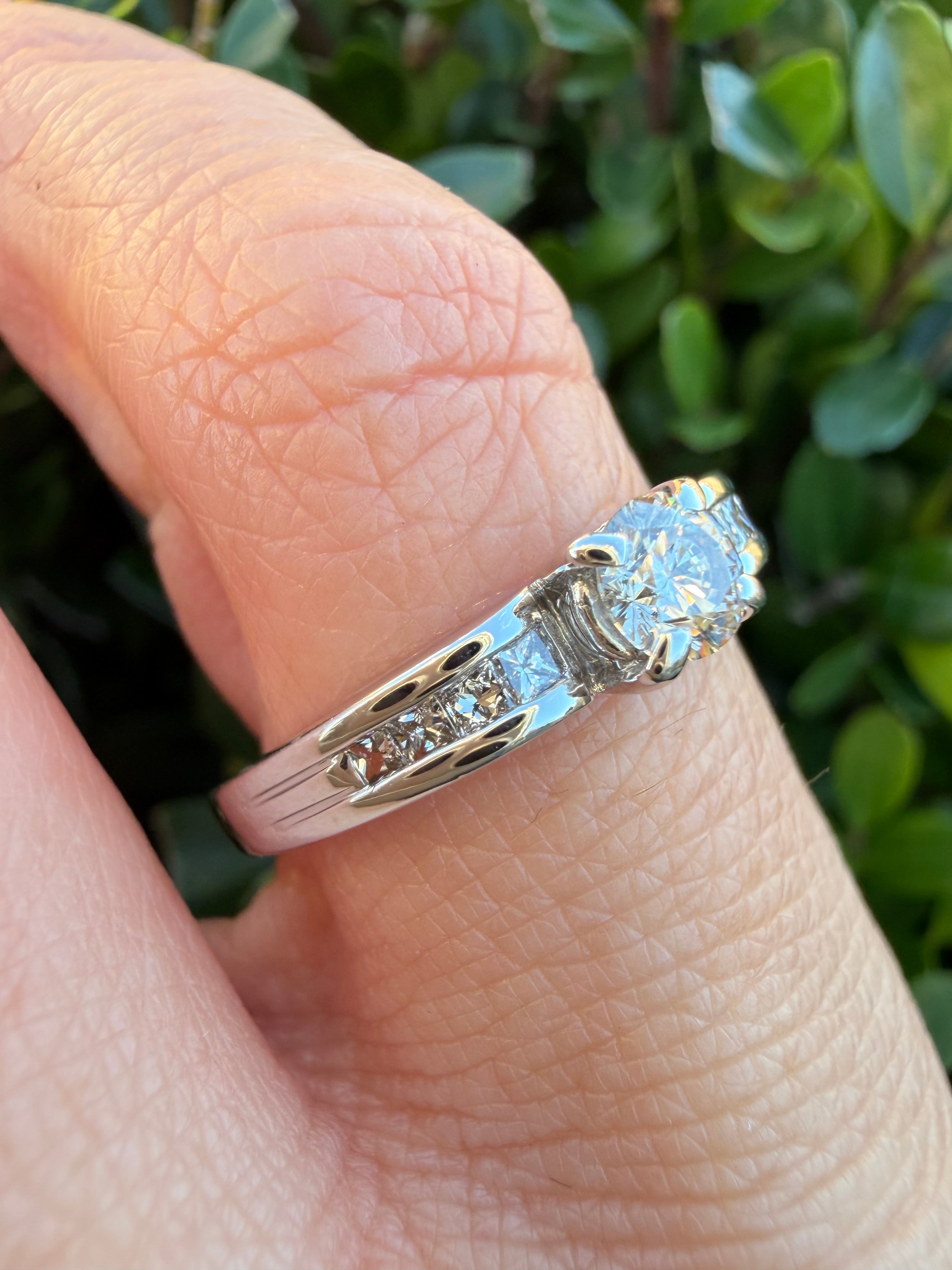 18k White Gold 0.38ct Natural Round Cut Diamond Ring certified