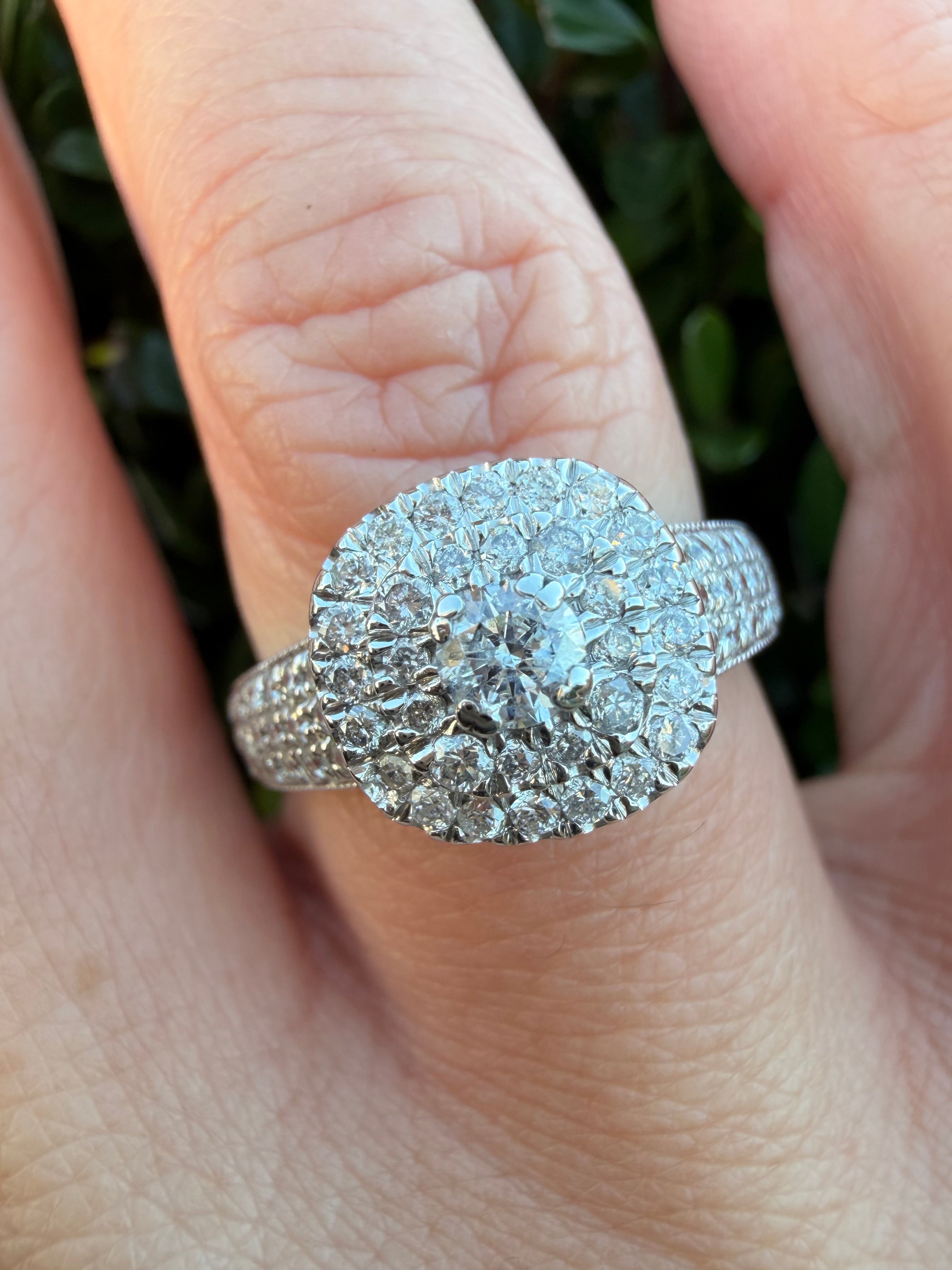 18k White Gold 0.84ct Natural Round Cut Diamond Halo Ring certified