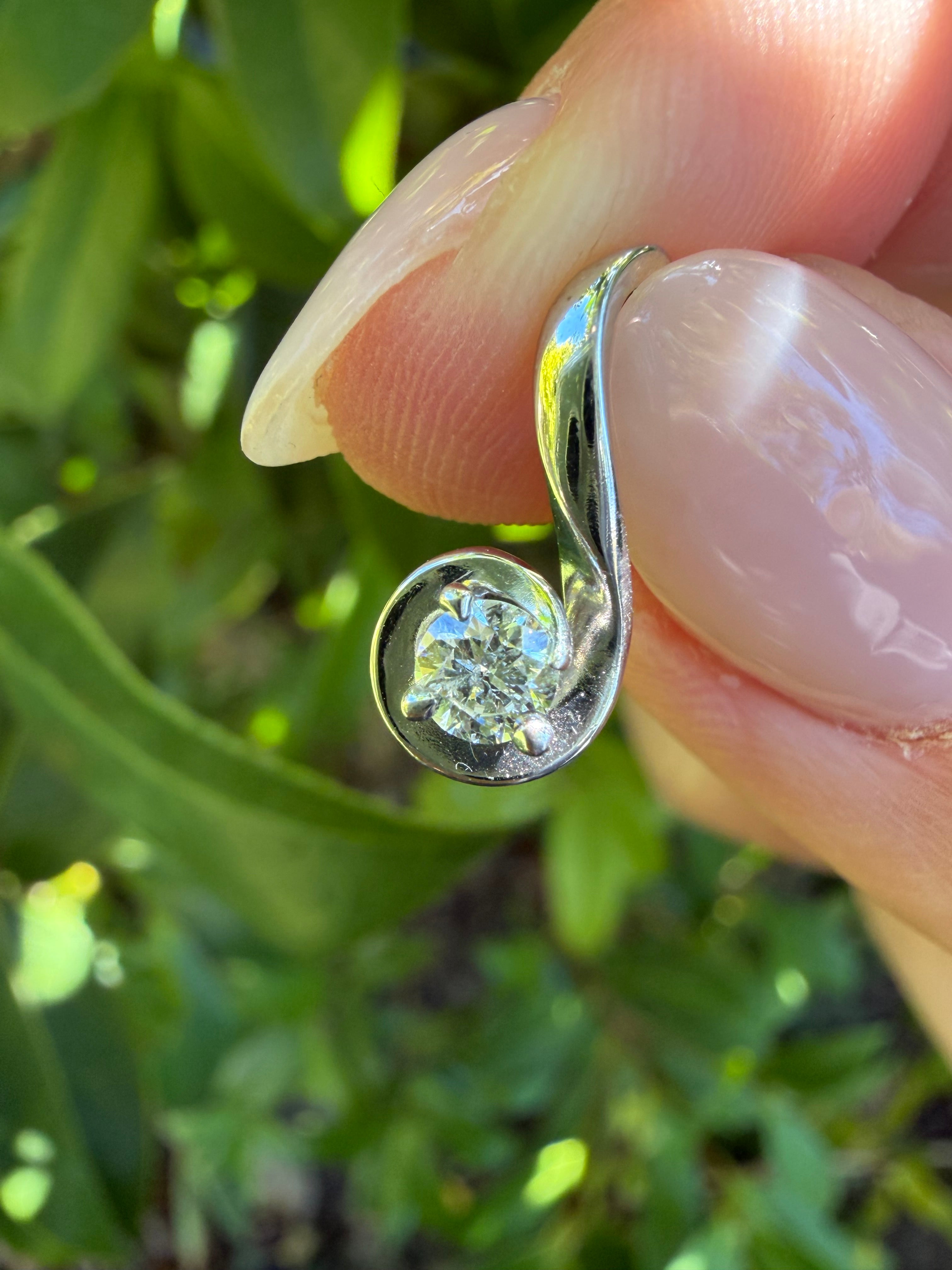 9k White Gold 0.20ct Natural Round Brilliant Cut Diamond Solitaire Pendant certified