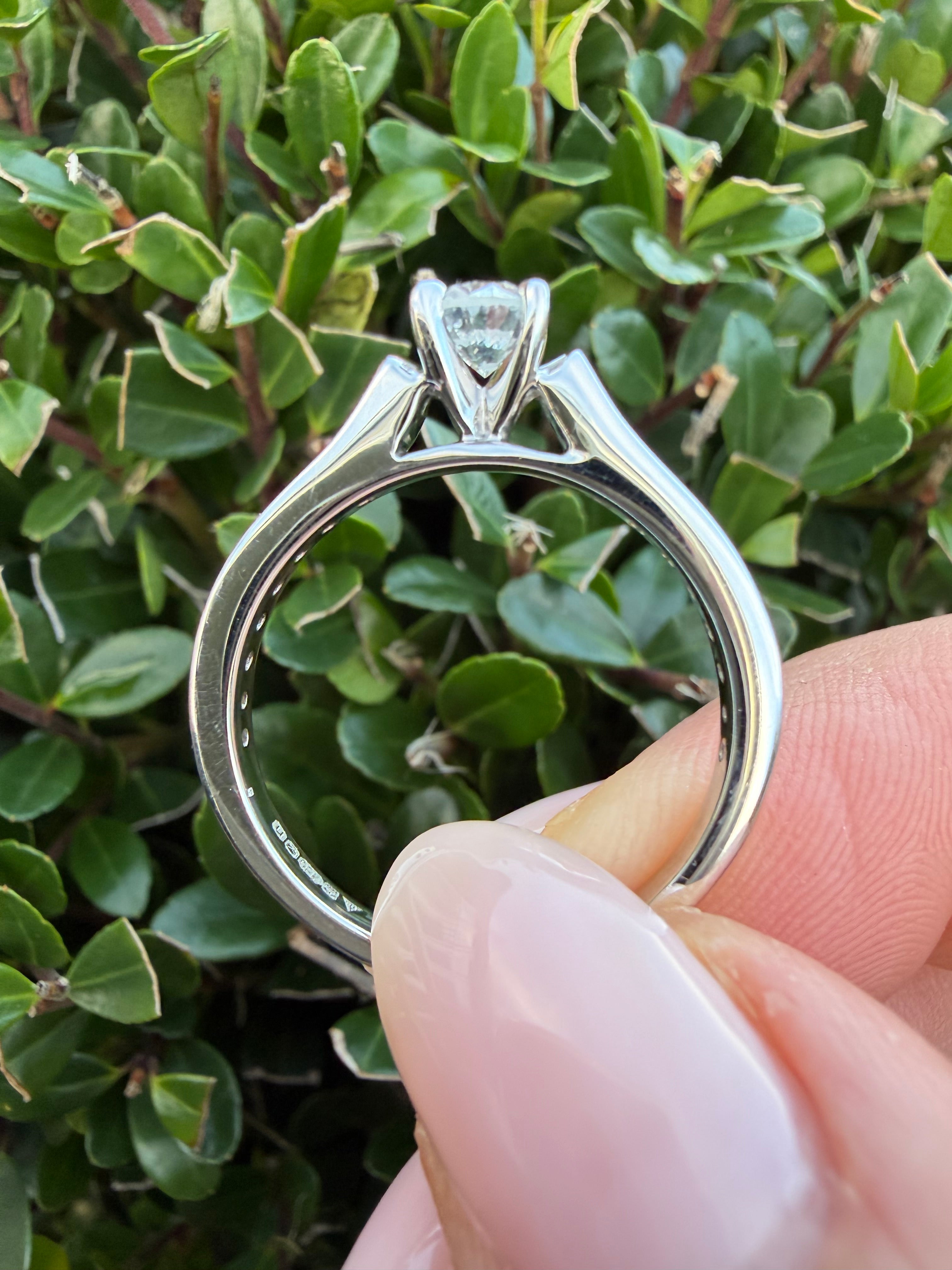 18k White Gold 1.00ct Natural Round Cut Diamond Ring certified