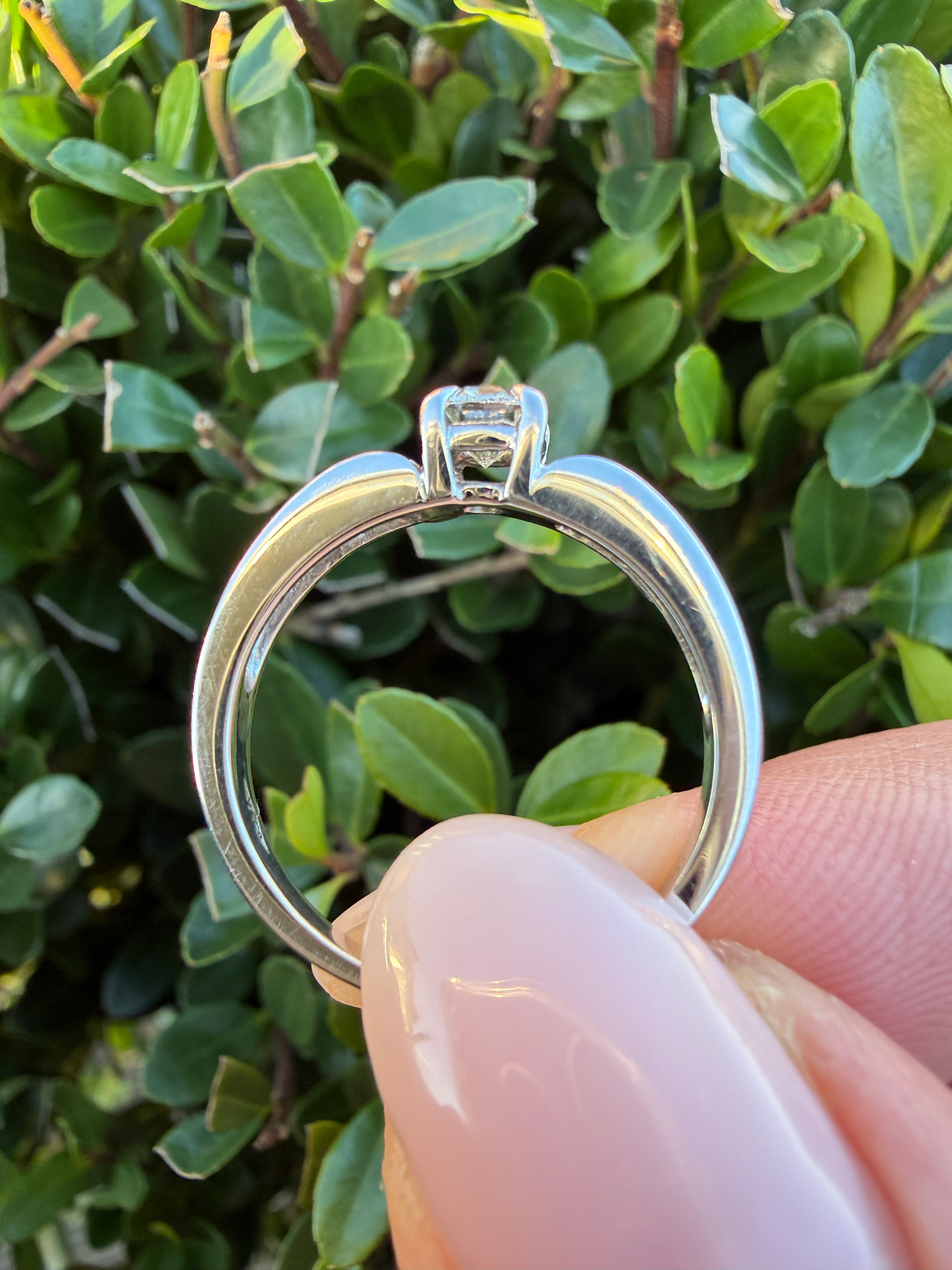 18k White Gold 0.38ct Natural Round Cut Diamond Ring certified