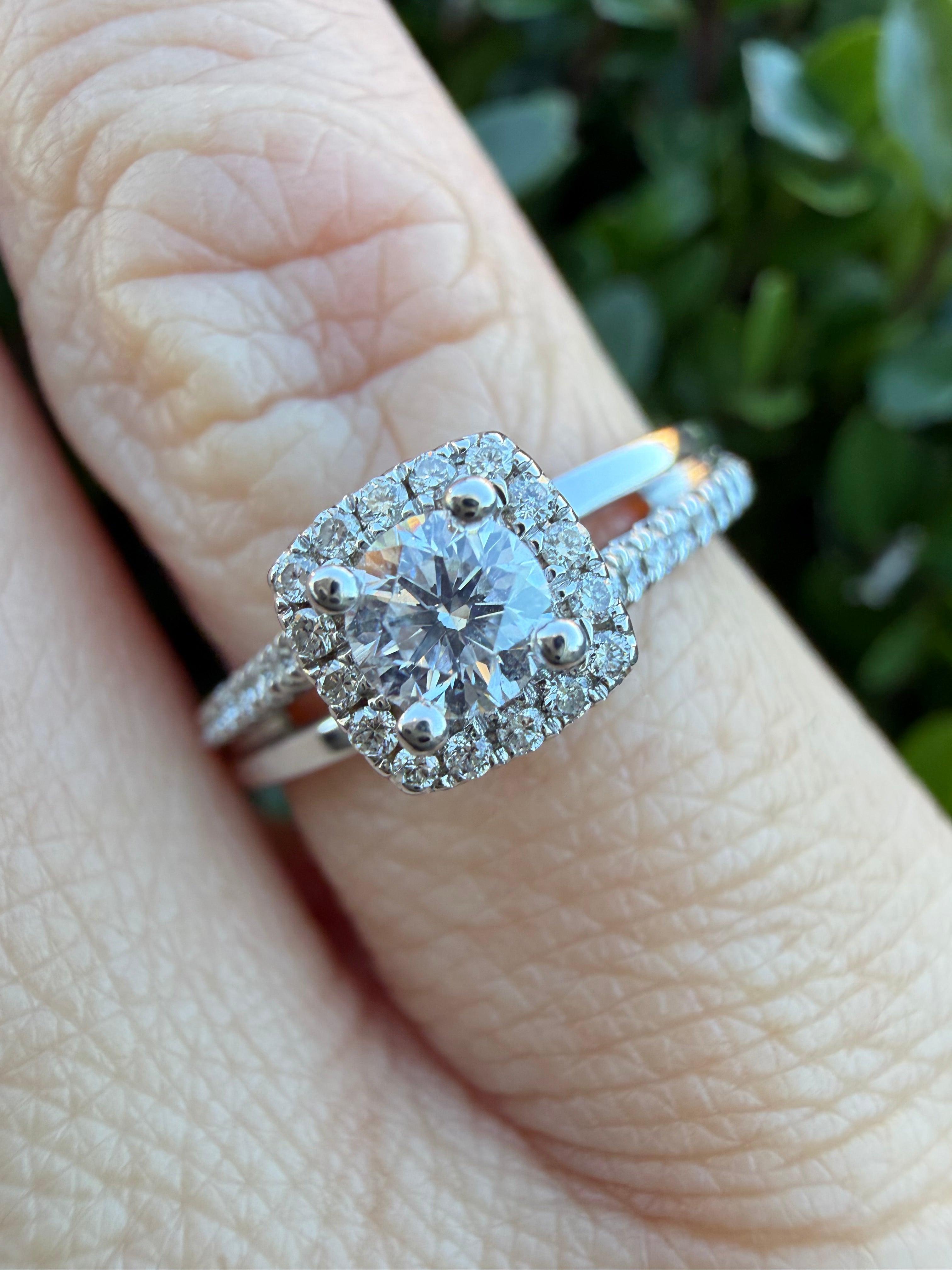 18k White Gold 0.42ct Round Cut Natural Diamond Halo Ring certified