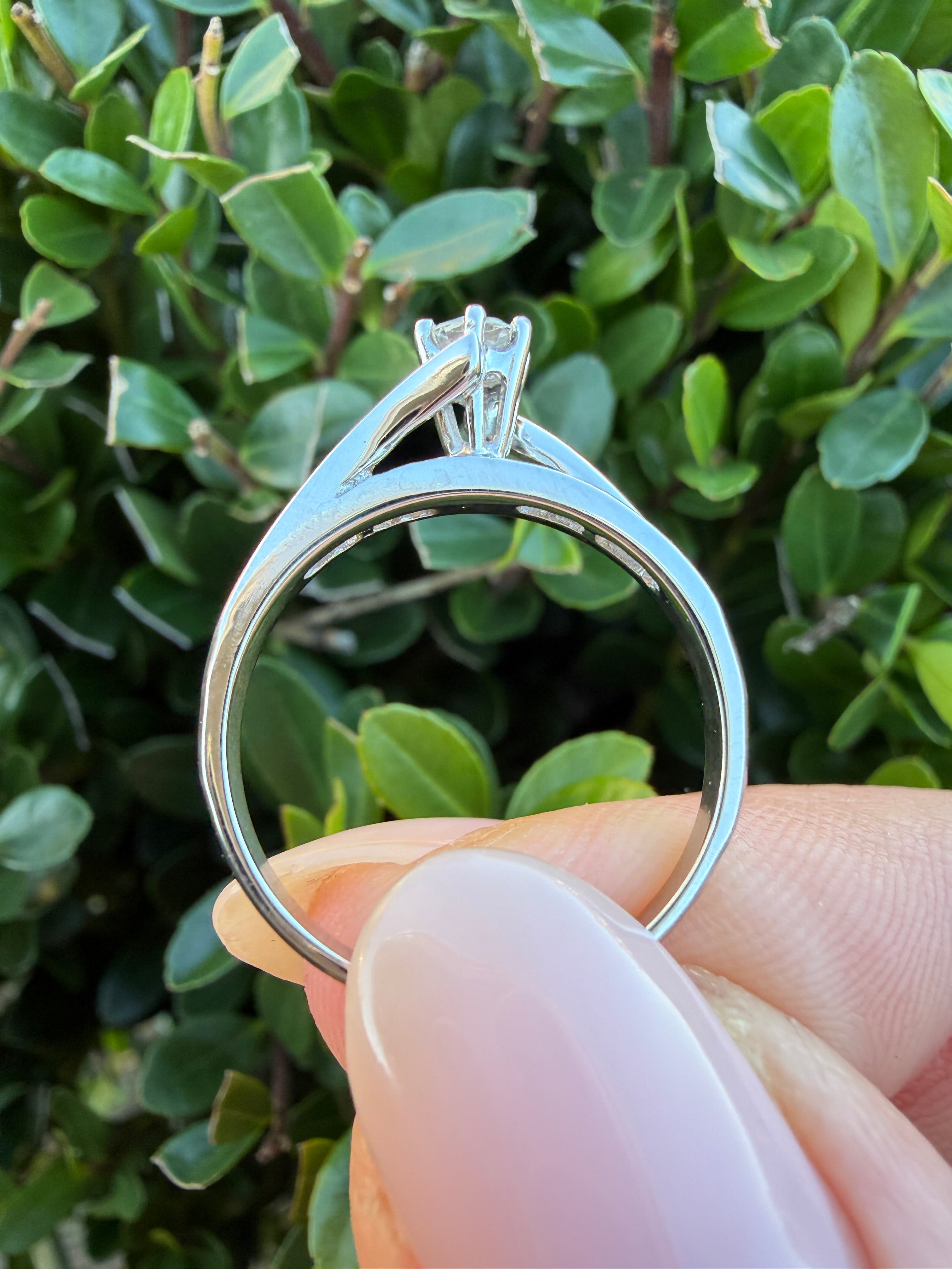 18k White Gold 0.30ct Round Cut Natural Diamond Ring certified